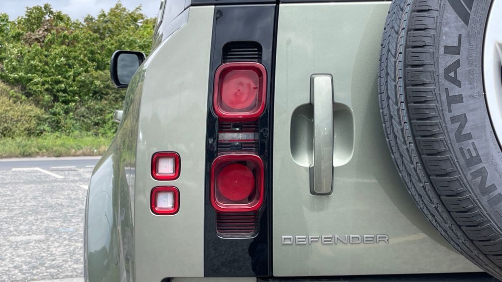 LAND ROVER DEFENDER 110