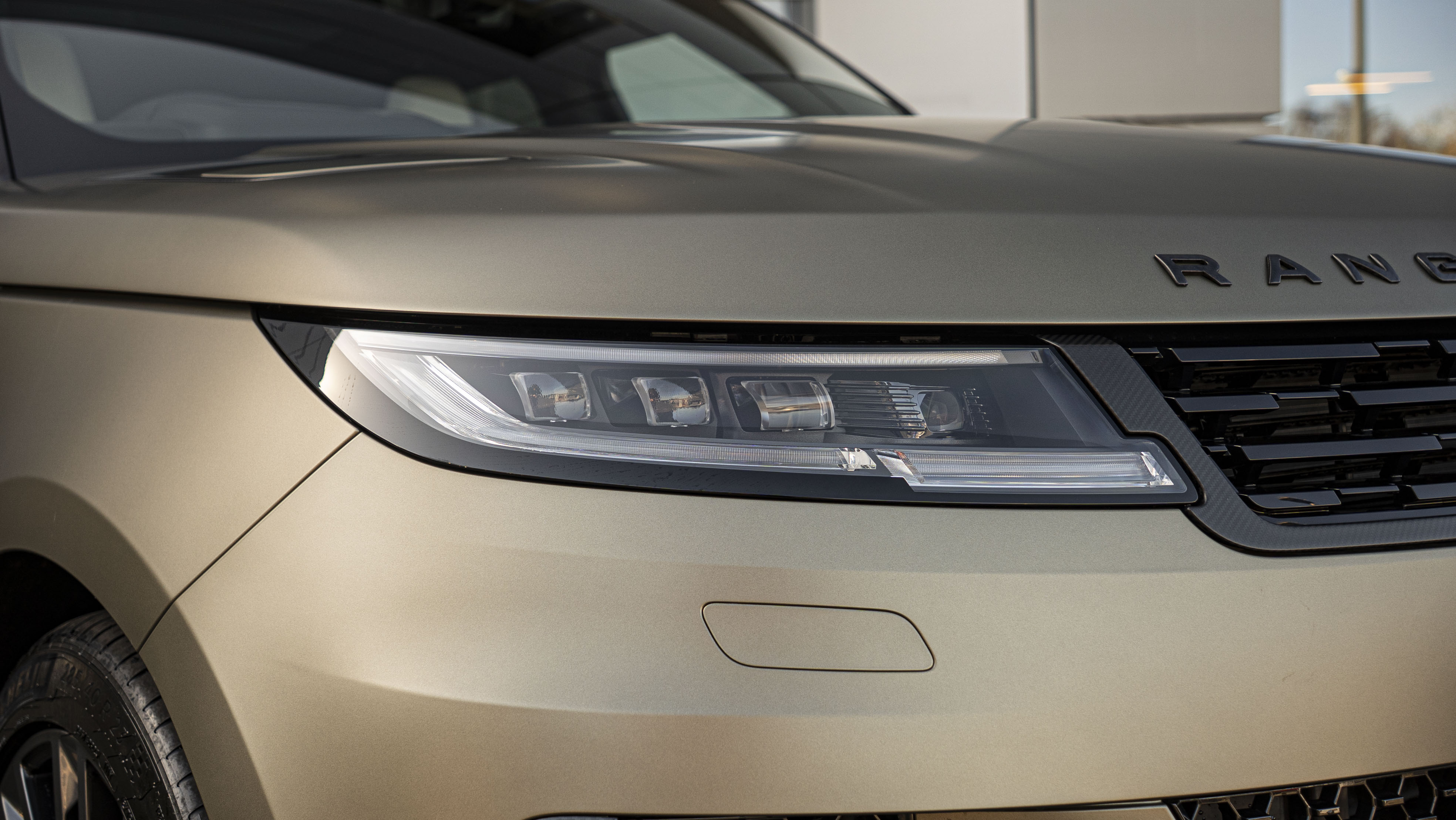 P635 V8 AUTO[CARBON BRONZE