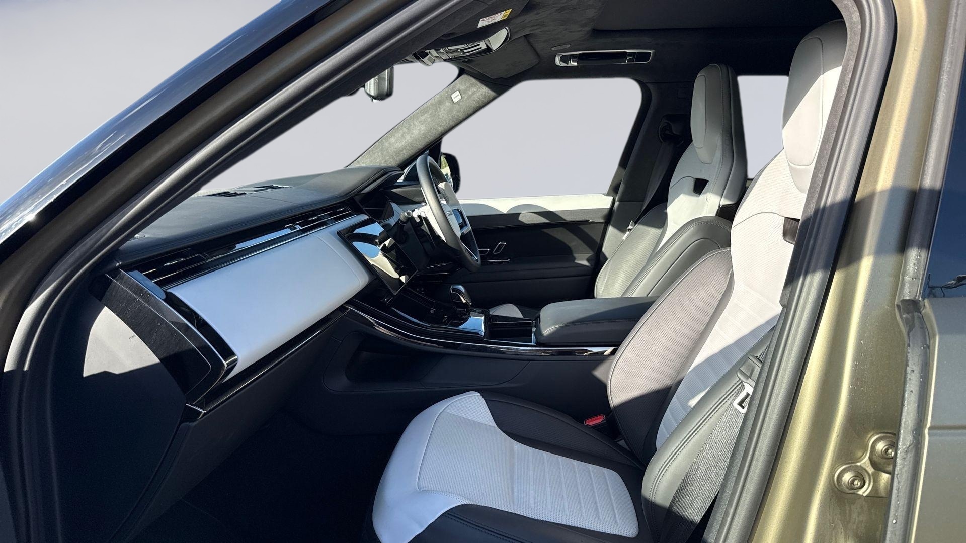 P635 V8 AUTO[CARBON BRONZE