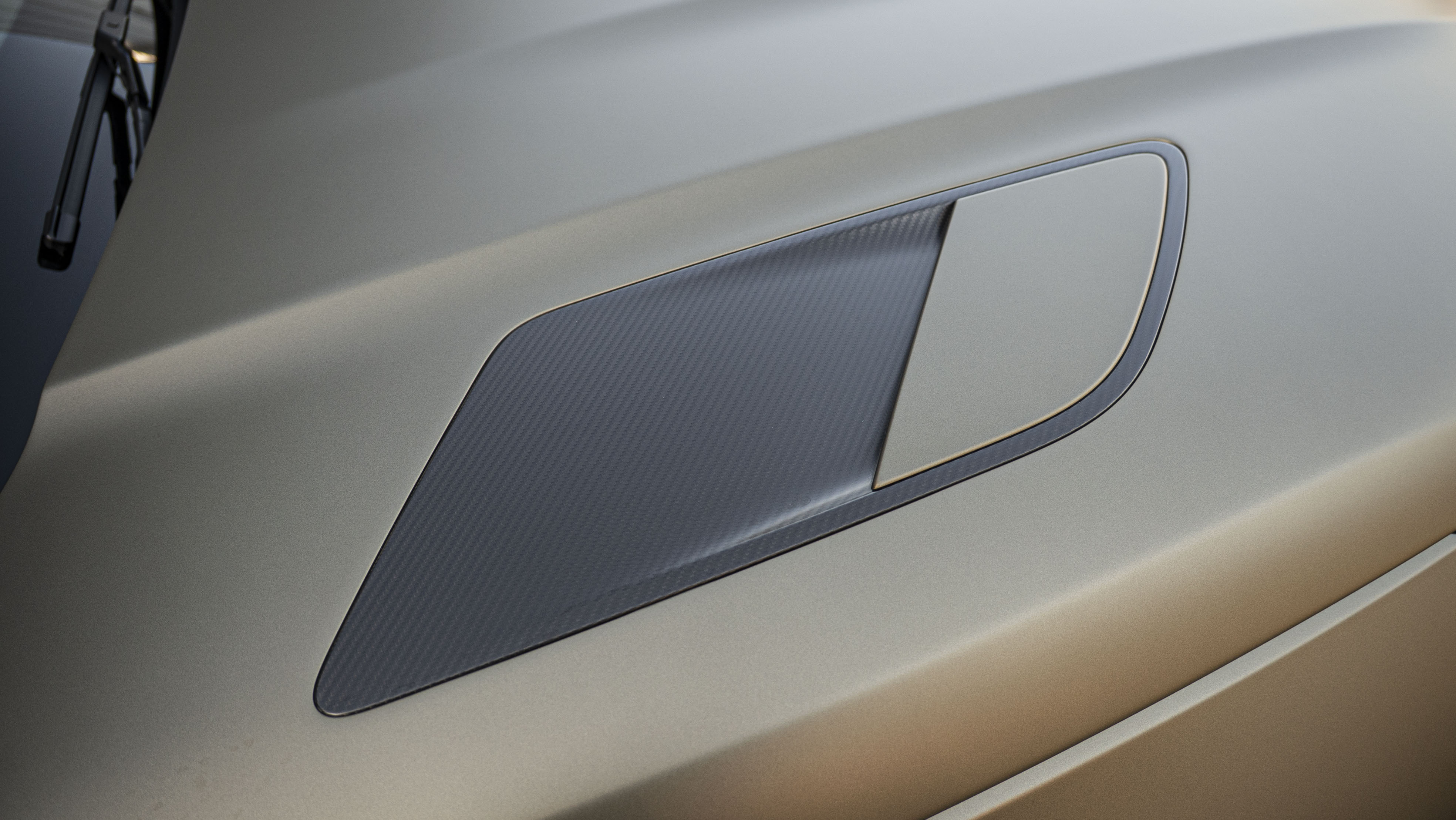 P635 V8 AUTO[CARBON BRONZE