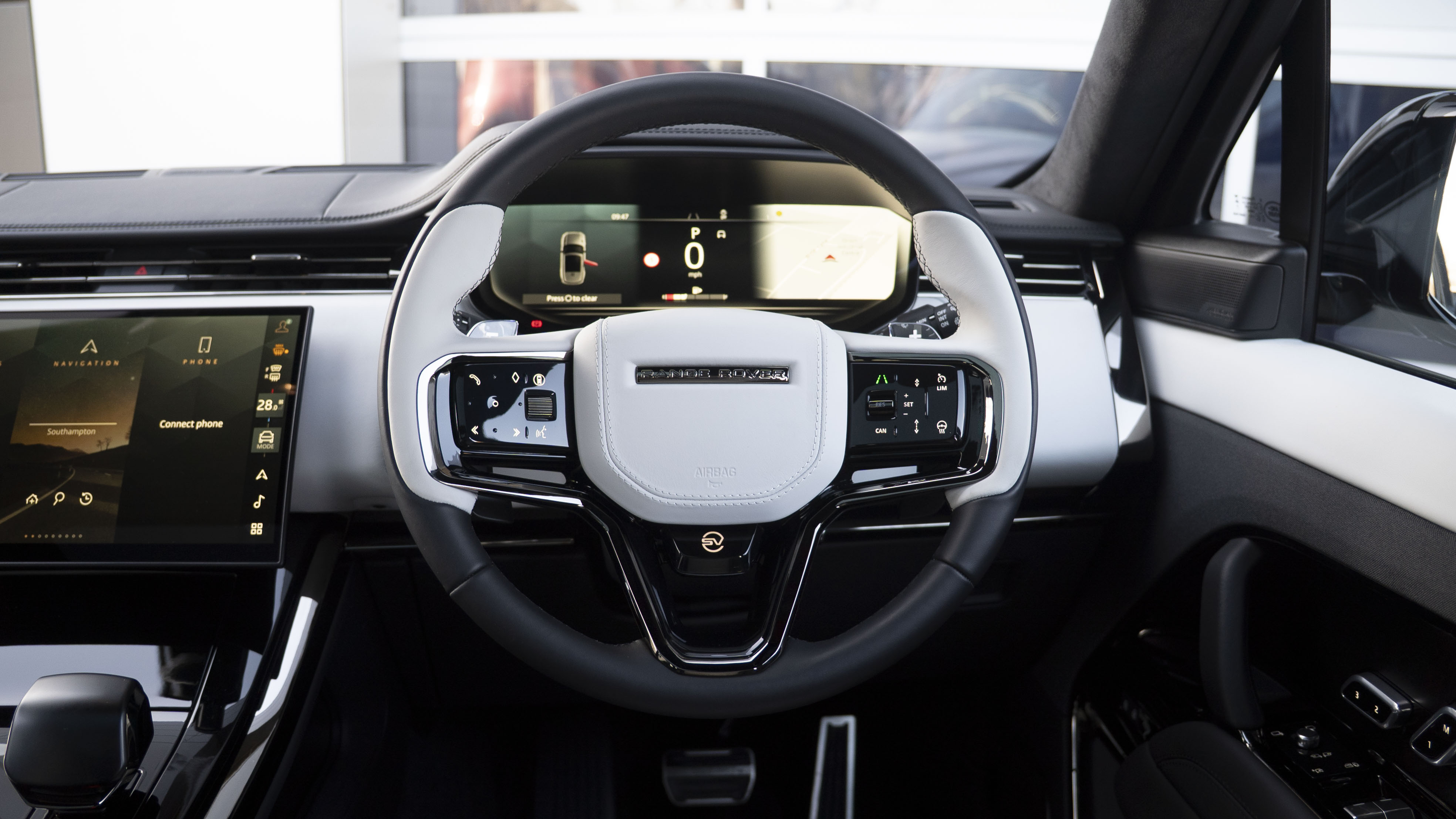 P635 V8 AUTO[CARBON BRONZE