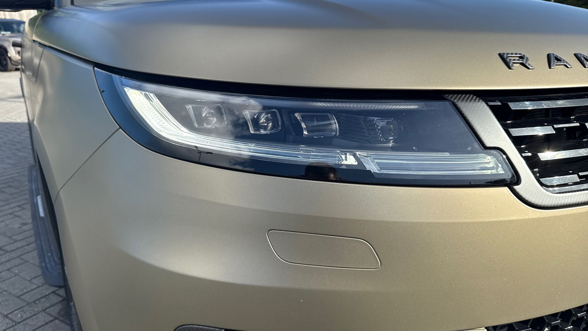 P635 V8 AUTO[CARBON BRONZE