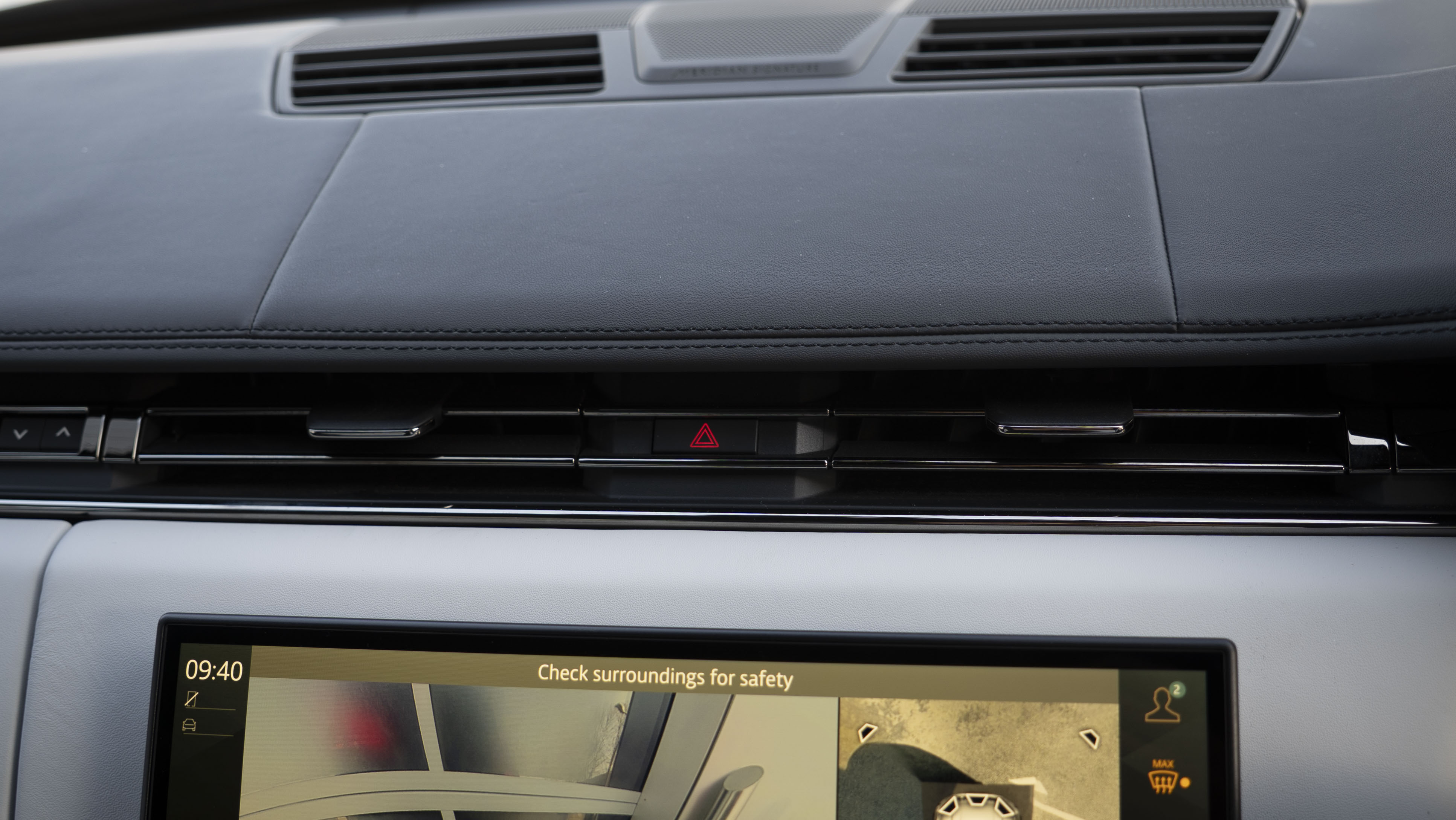 P635 V8 AUTO[CARBON BRONZE
