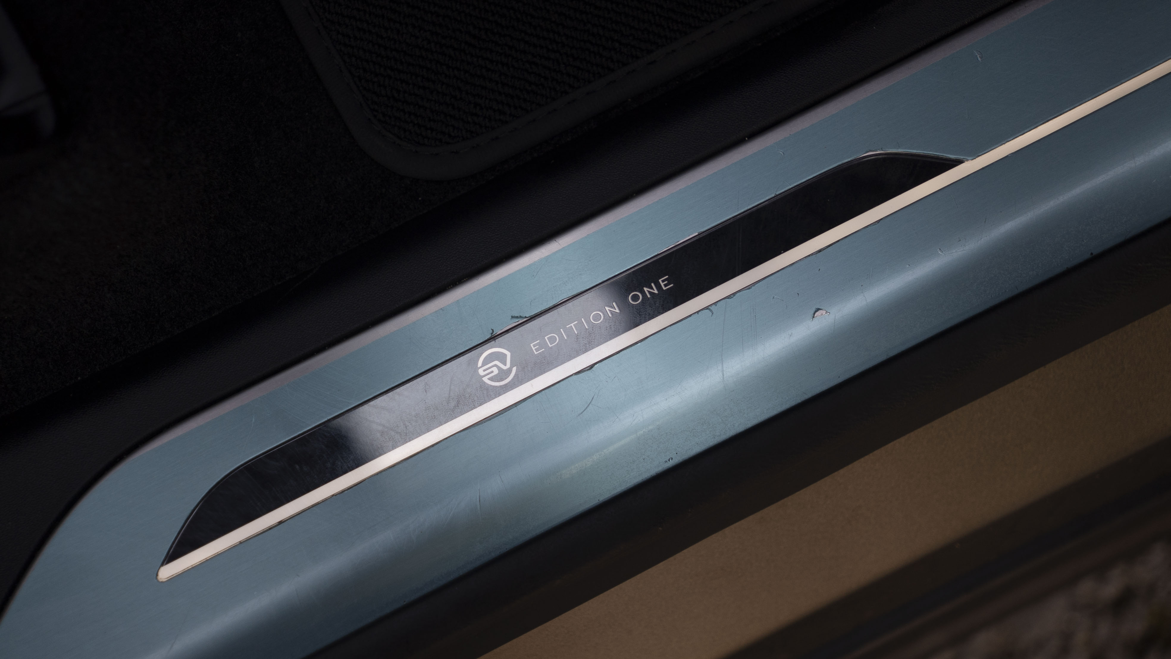 P635 V8 AUTO[CARBON BRONZE