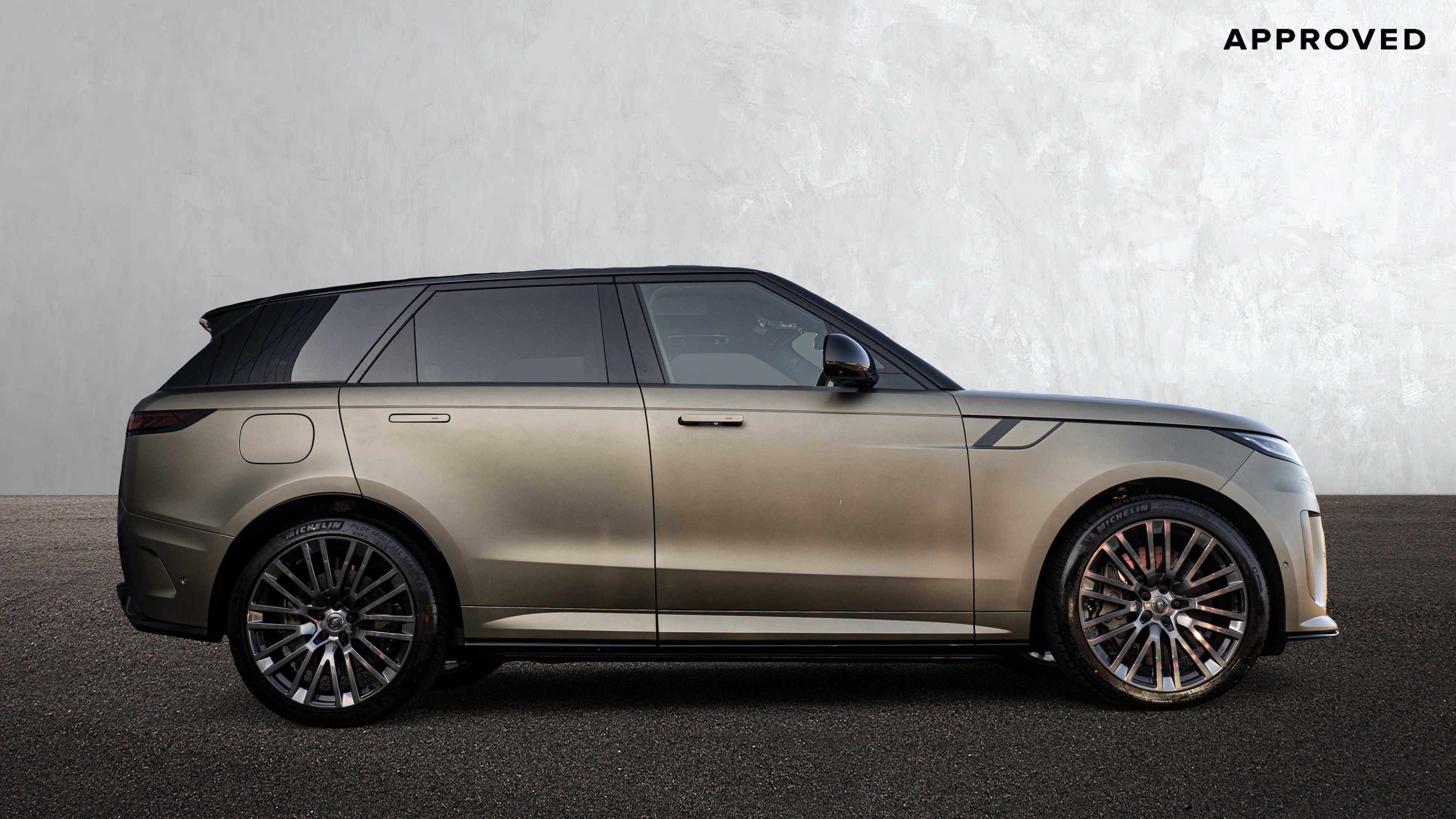 P635 V8 AUTO[CARBON BRONZE