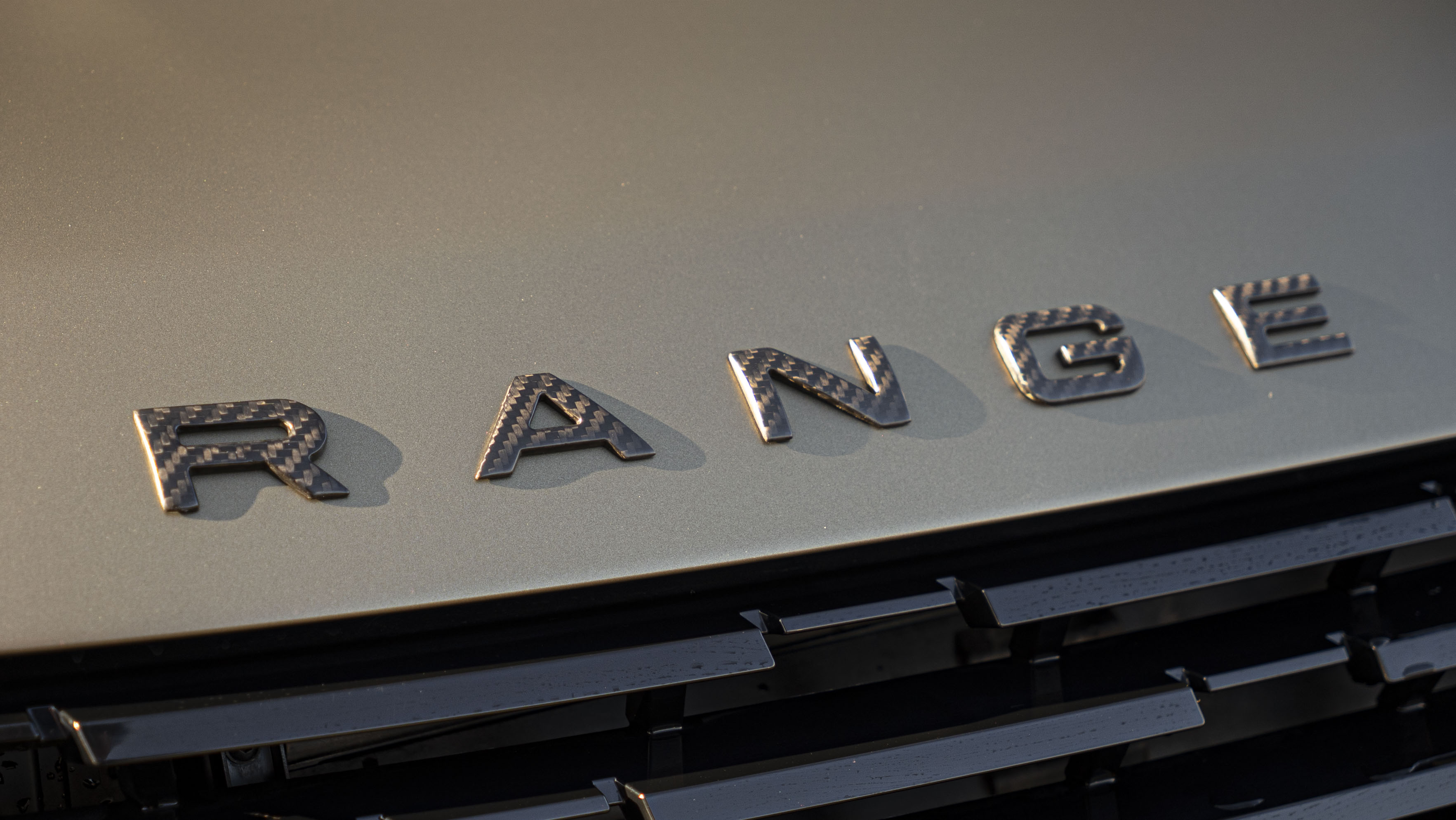 P635 V8 AUTO[CARBON BRONZE