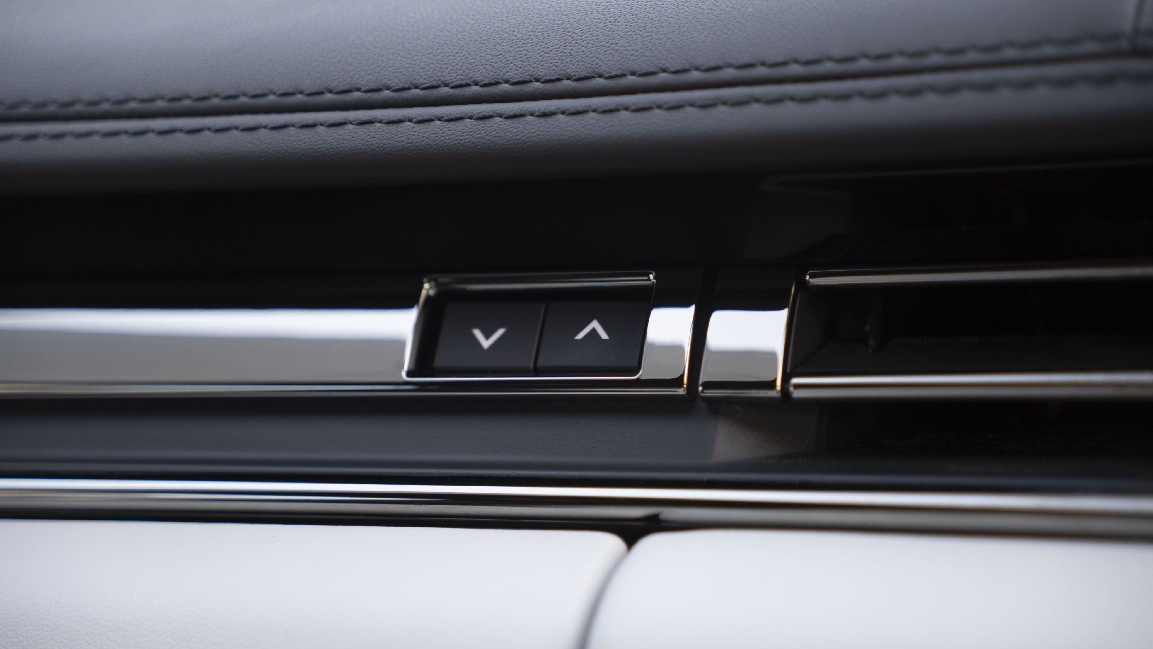 P635 V8 AUTO[CARBON BRONZE