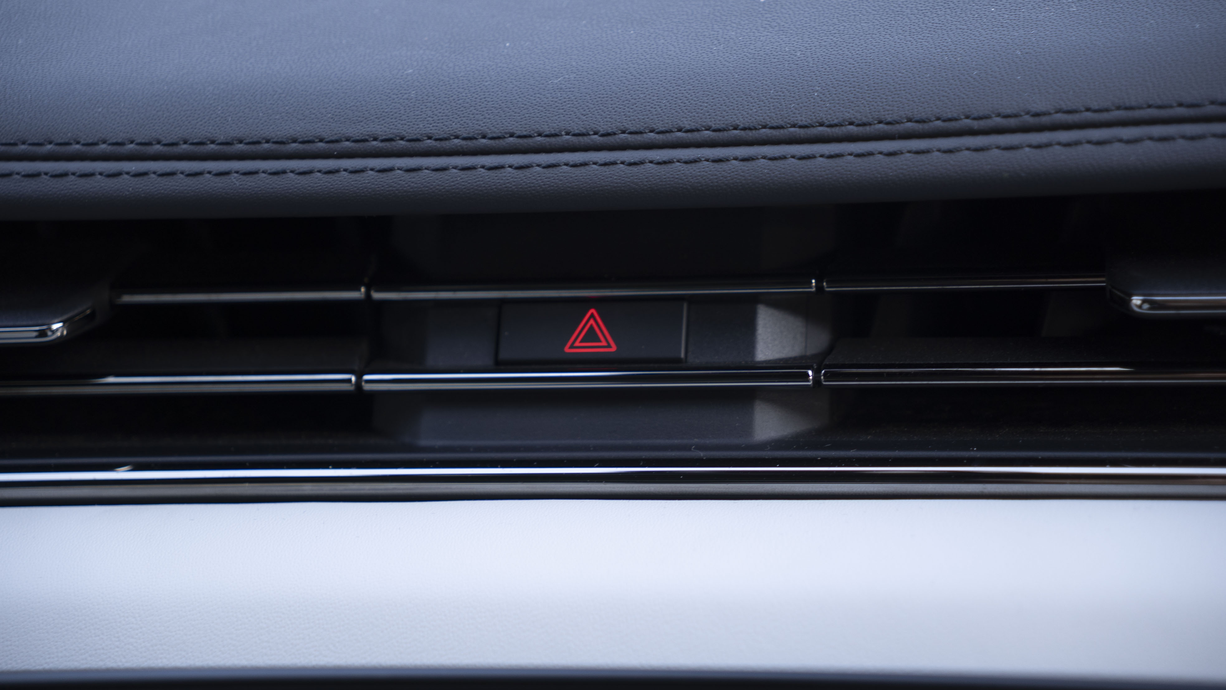 P635 V8 AUTO[CARBON BRONZE