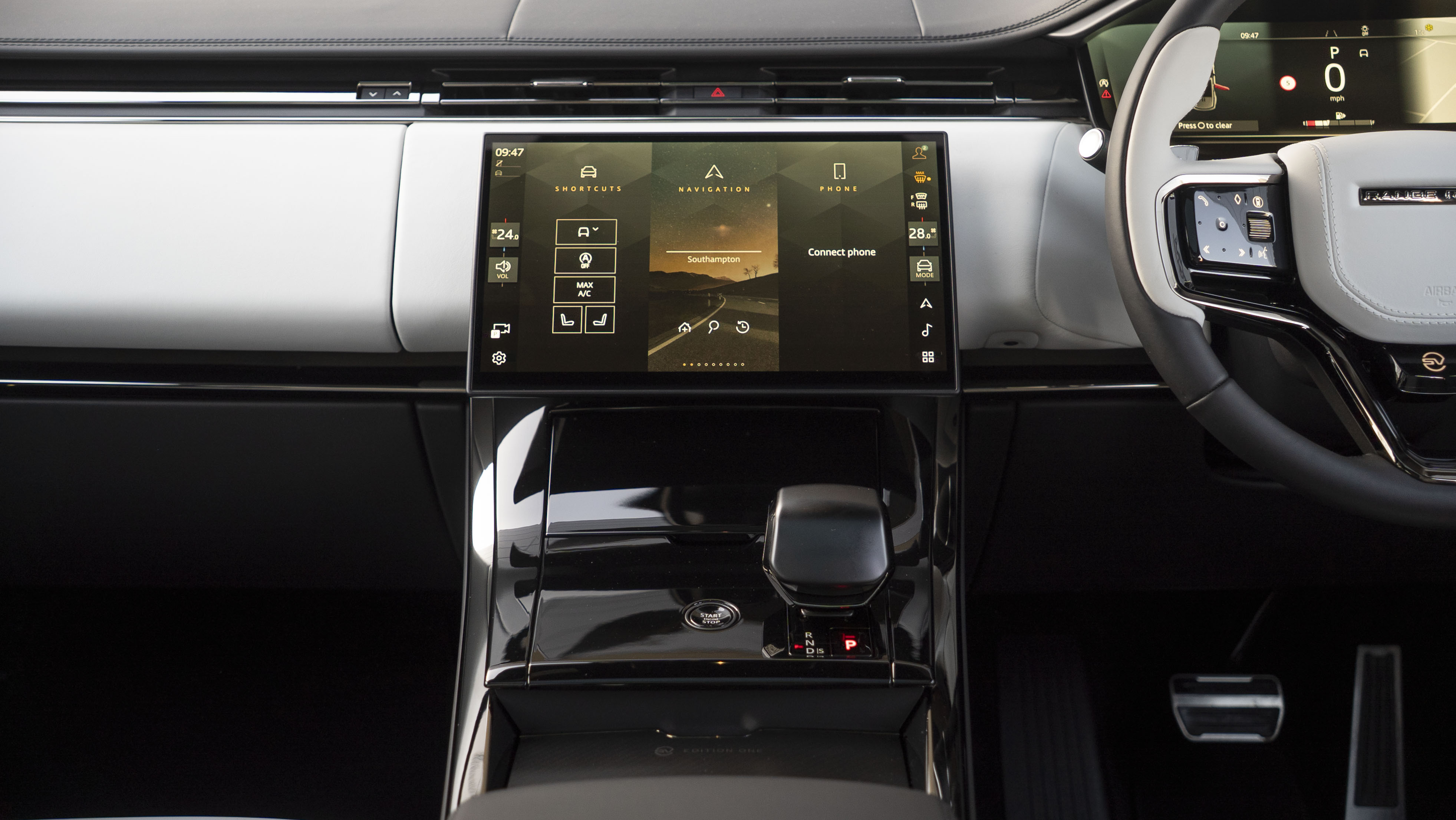P635 V8 AUTO[CARBON BRONZE