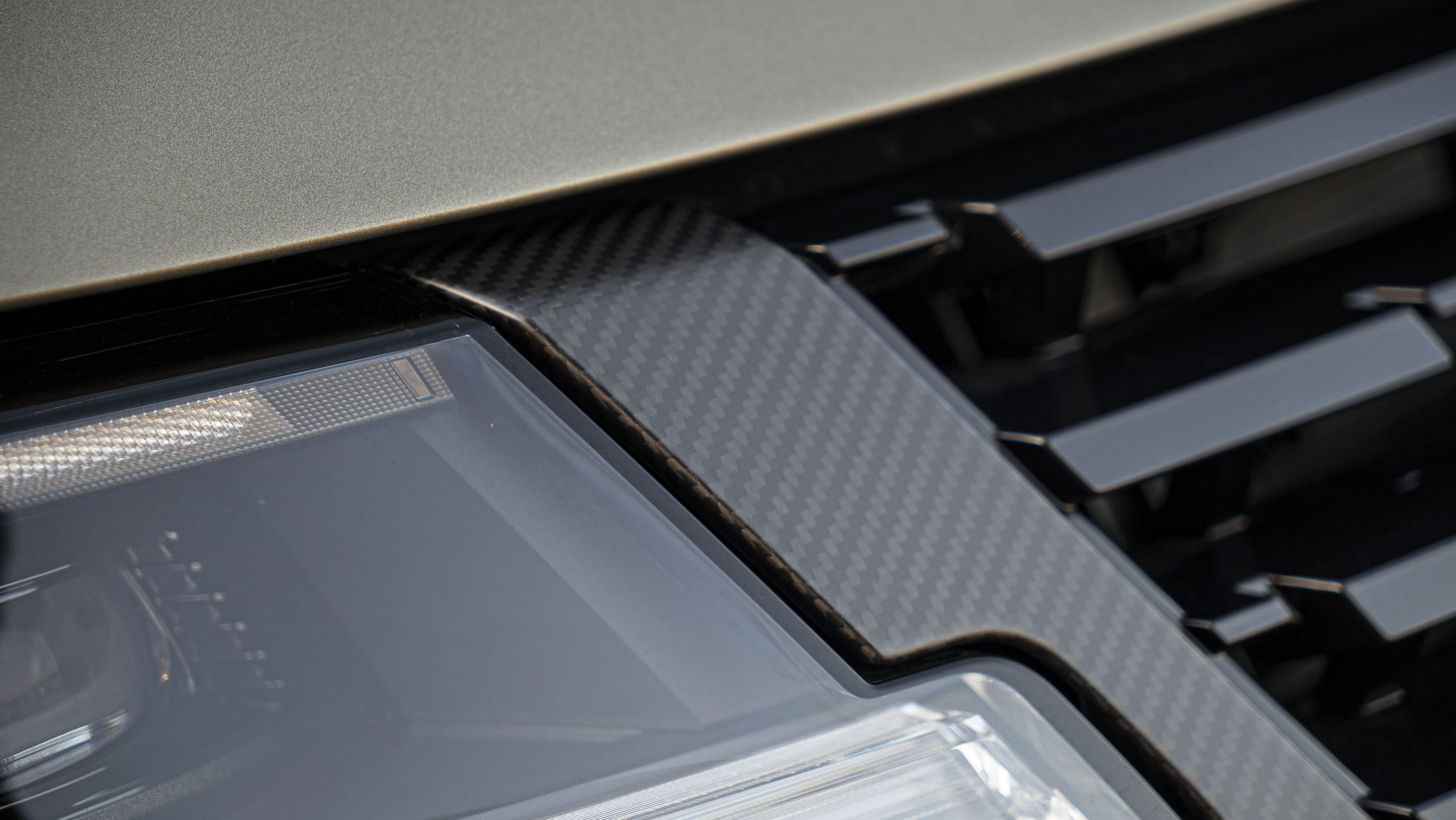 P635 V8 AUTO[CARBON BRONZE