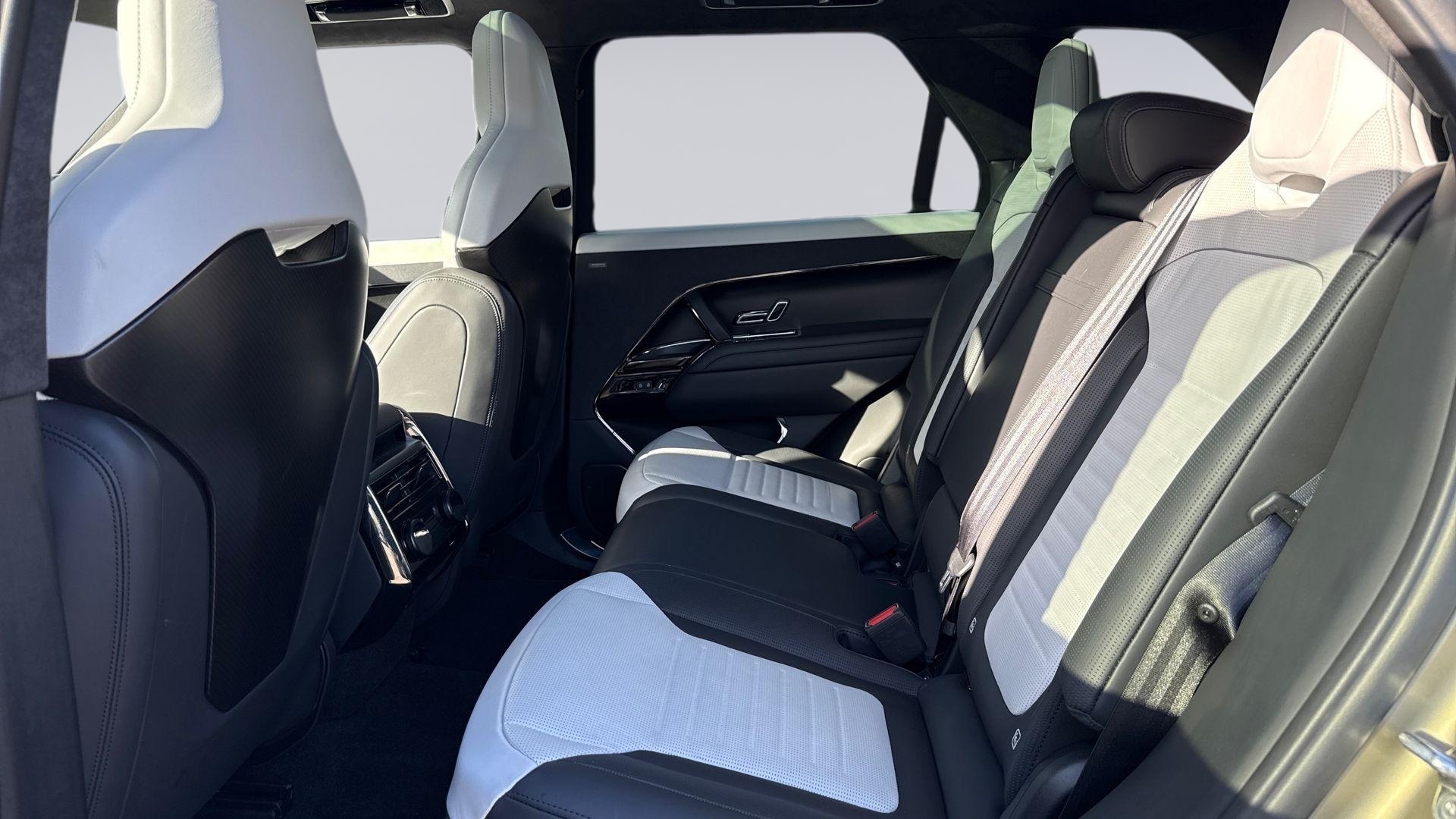 P635 V8 AUTO[CARBON BRONZE