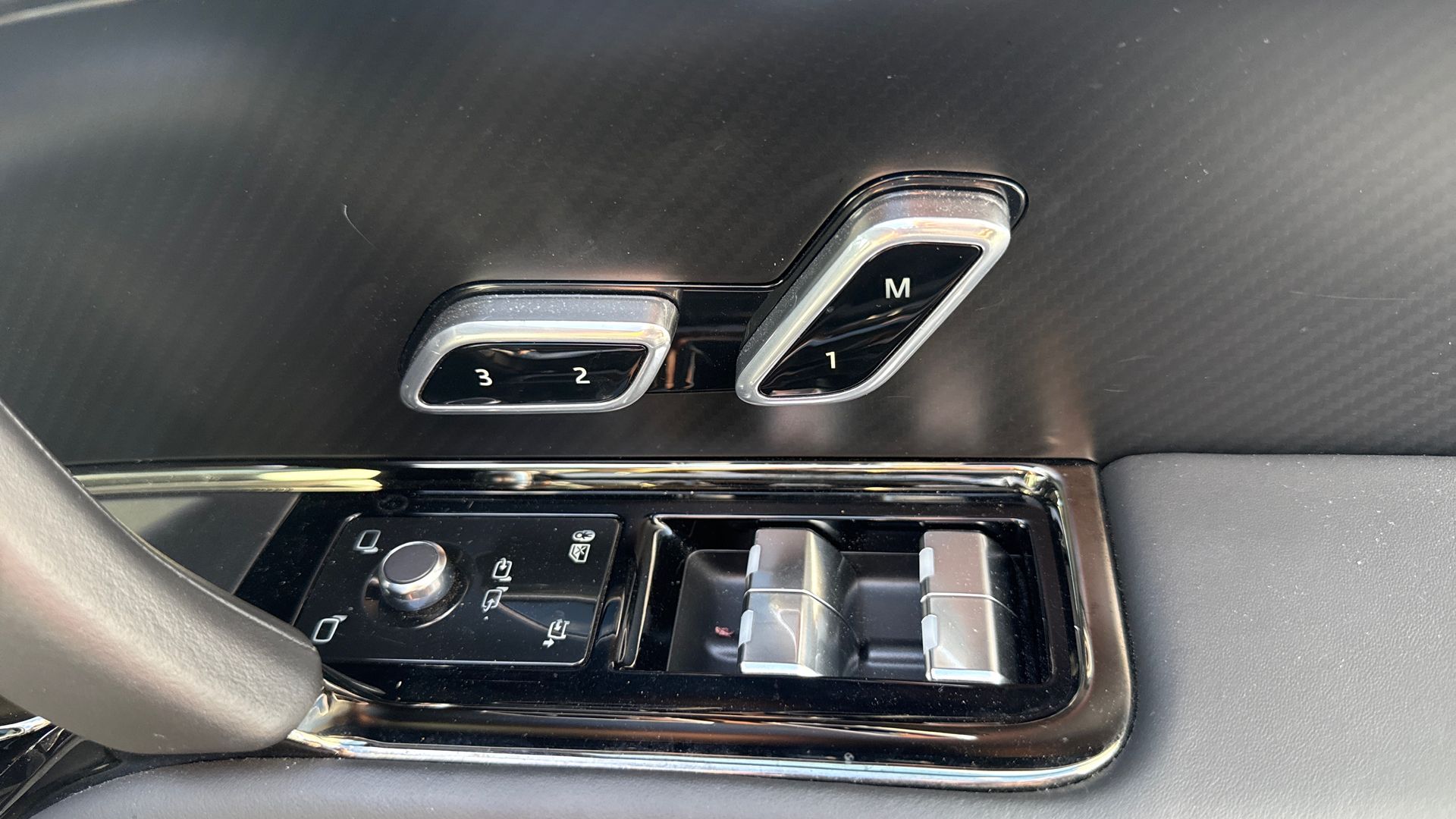 P635 V8 AUTO[CARBON BRONZE