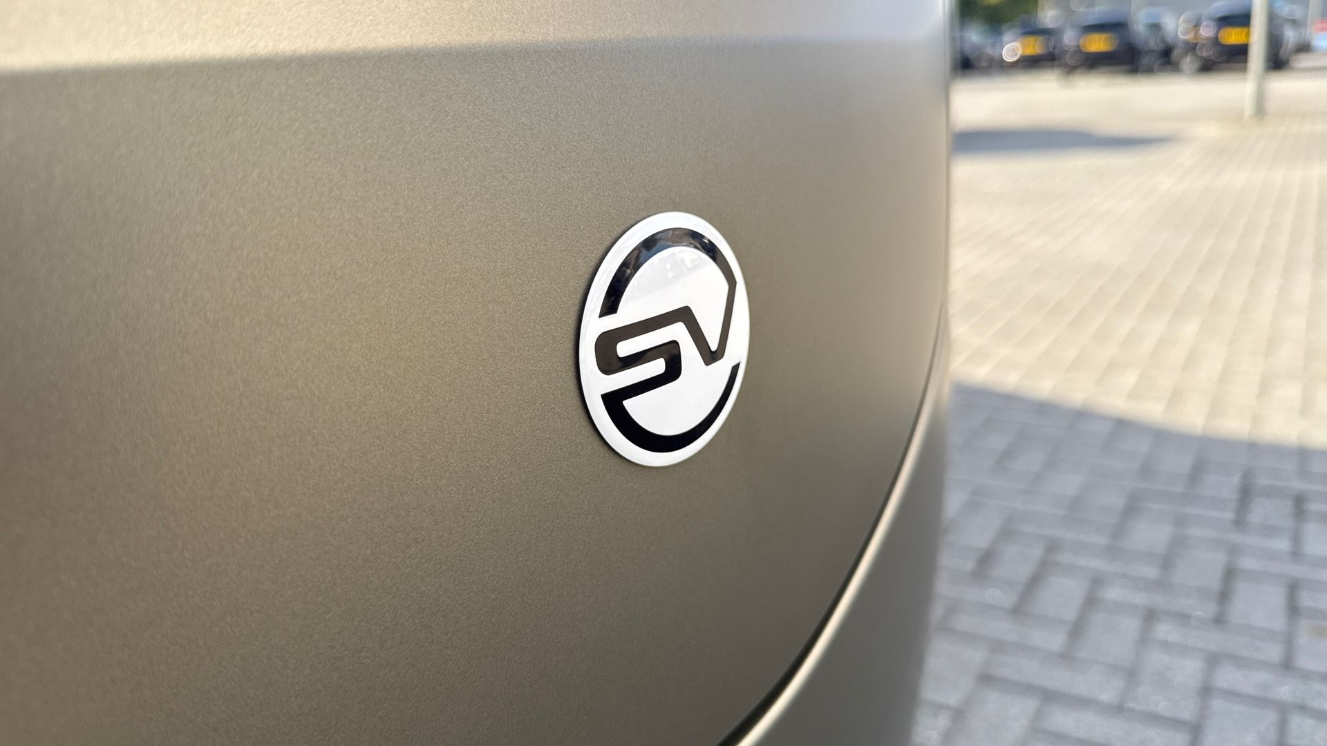 P635 V8 AUTO[CARBON BRONZE