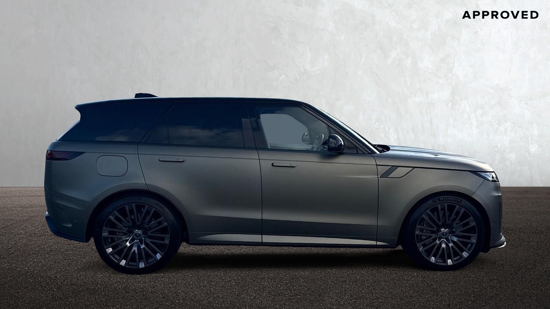 P635 V8 AUTO[CARBON BRONZE