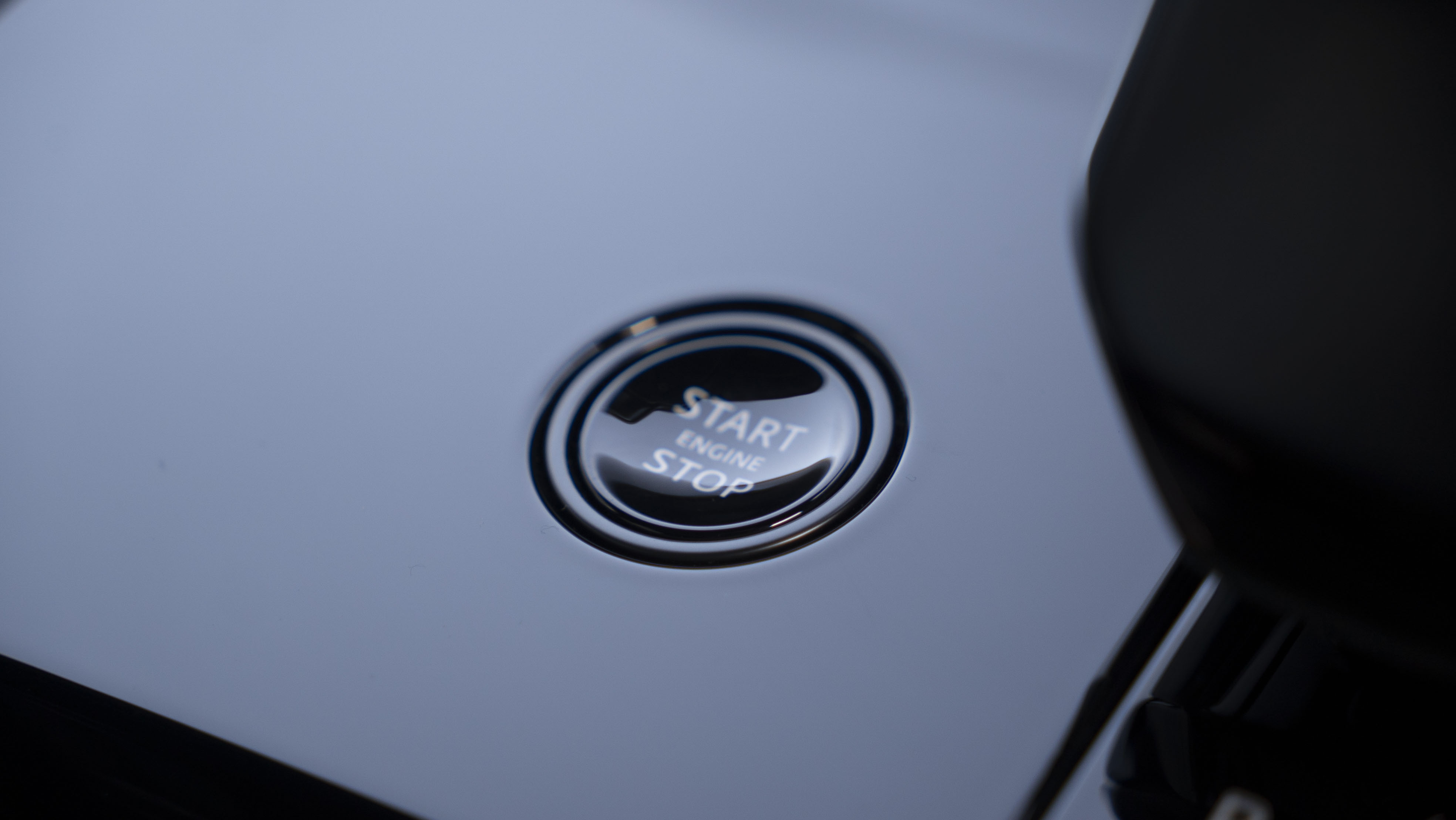 P635 V8 AUTO[CARBON BRONZE