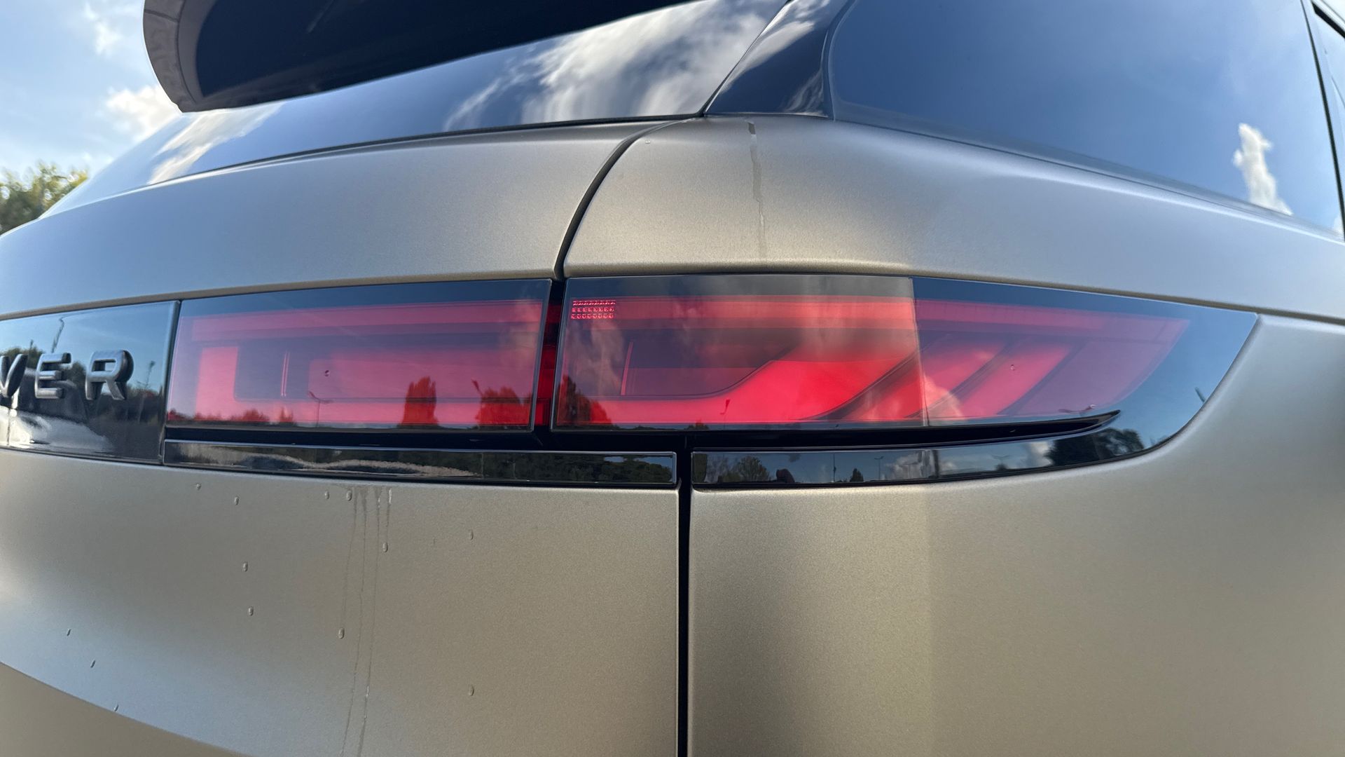 P635 V8 AUTO[CARBON BRONZE