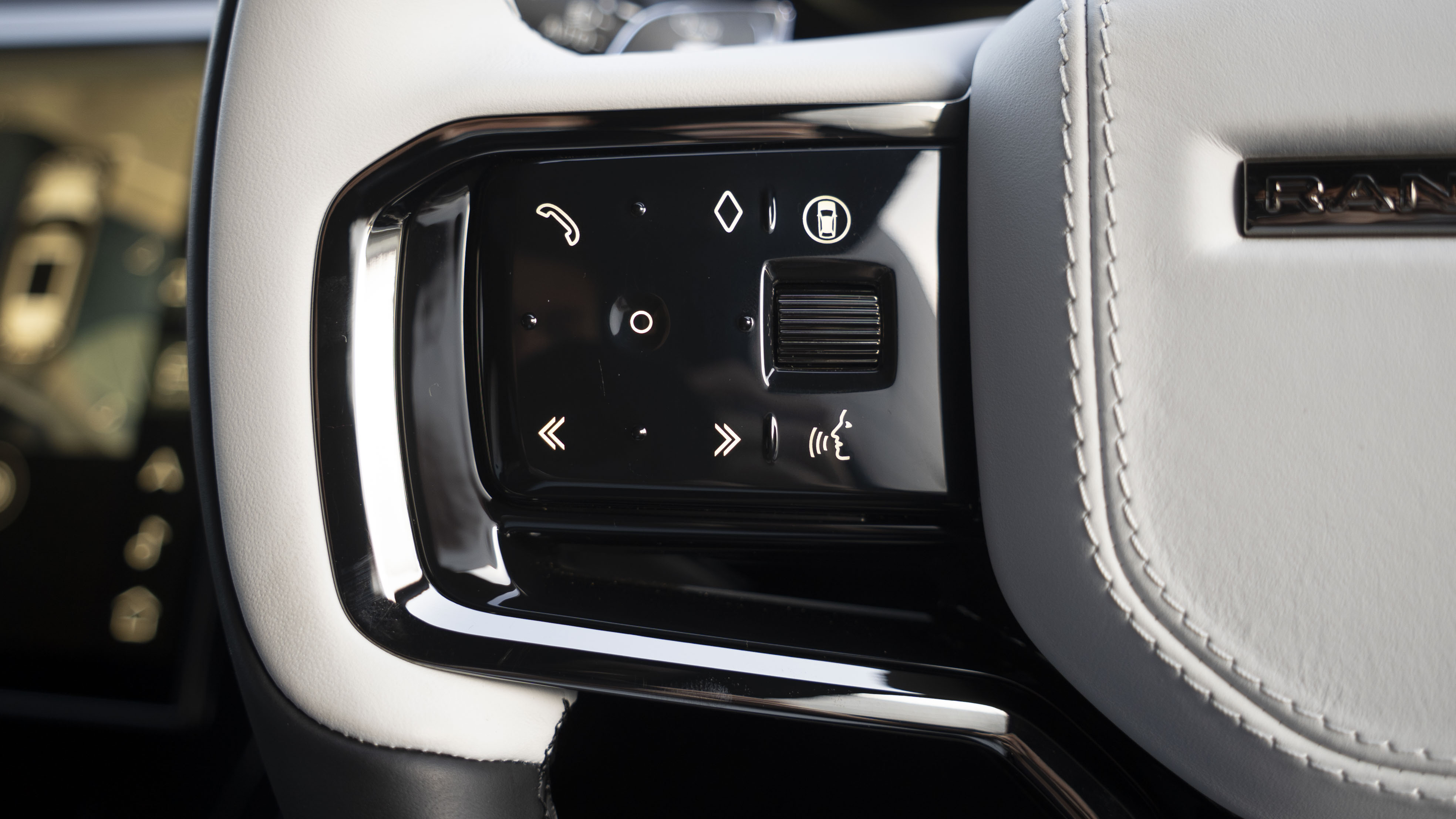 P635 V8 AUTO[CARBON BRONZE