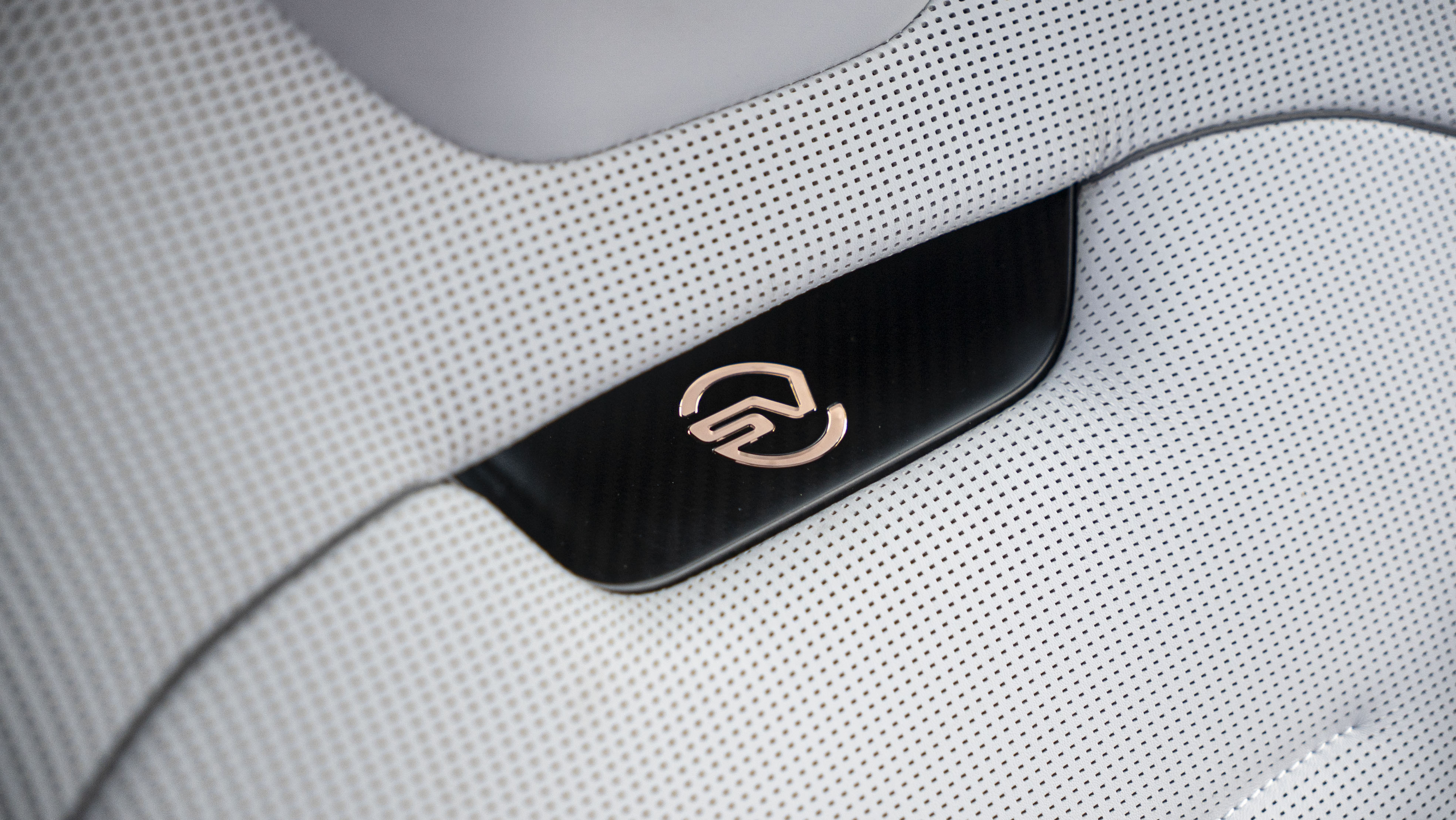 P635 V8 AUTO[CARBON BRONZE