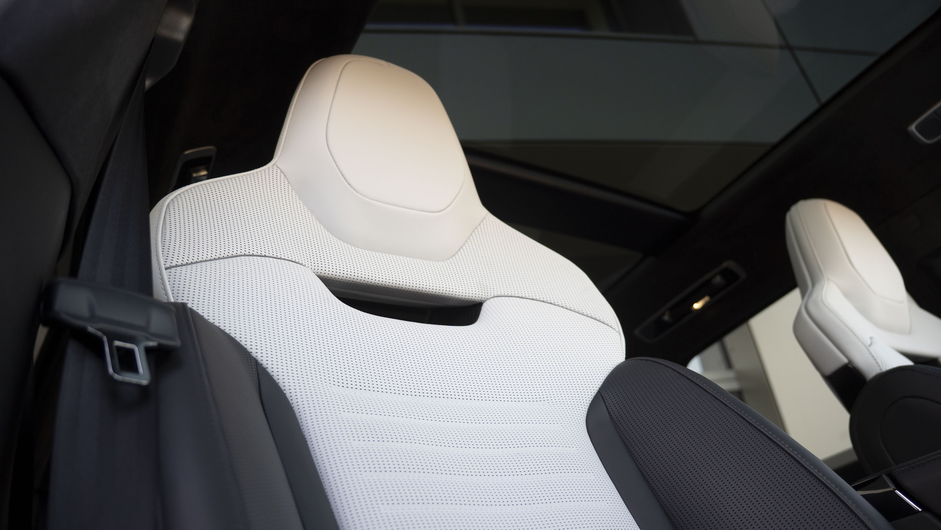 P635 V8 AUTO[CARBON BRONZE