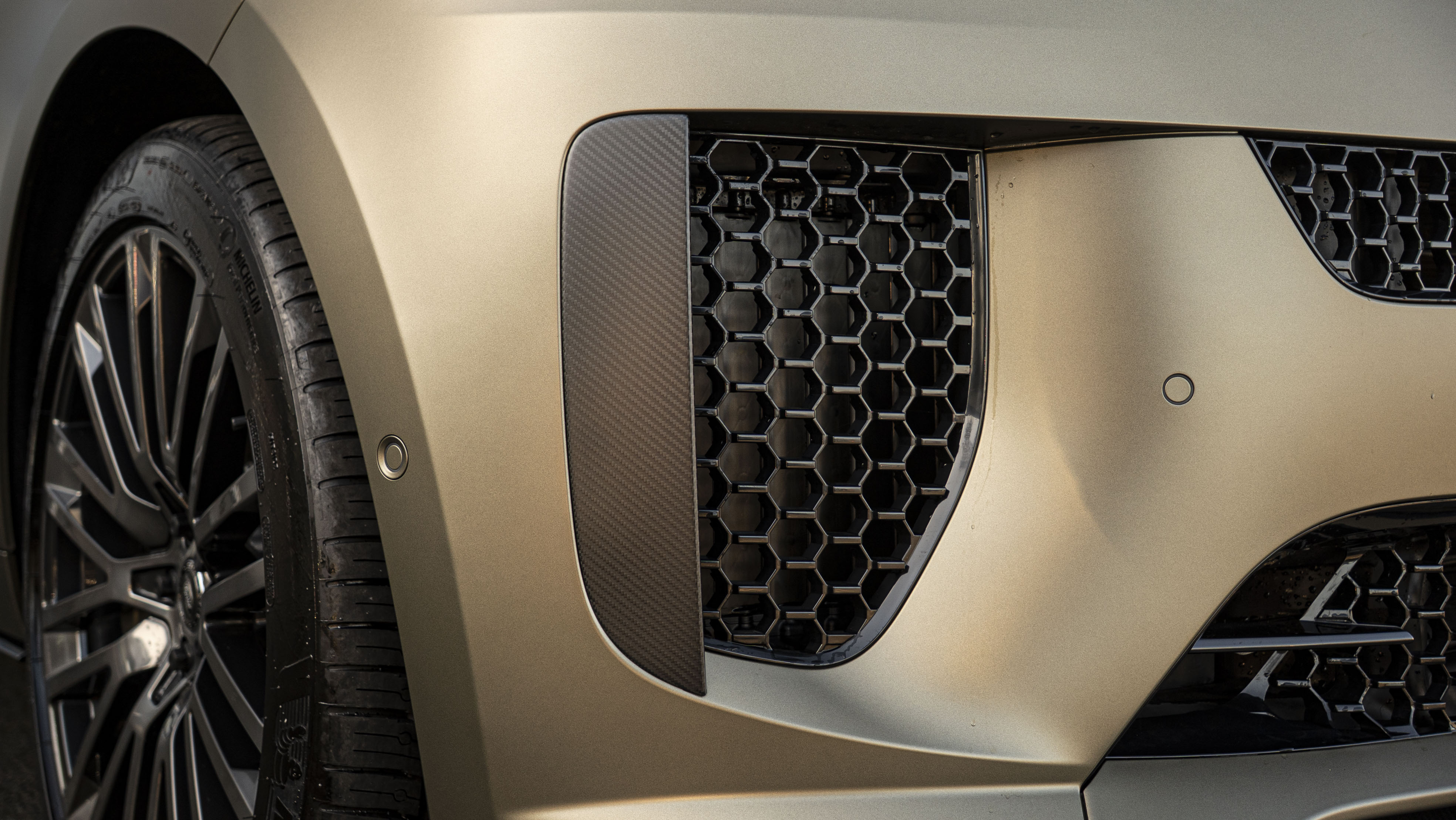 P635 V8 AUTO[CARBON BRONZE