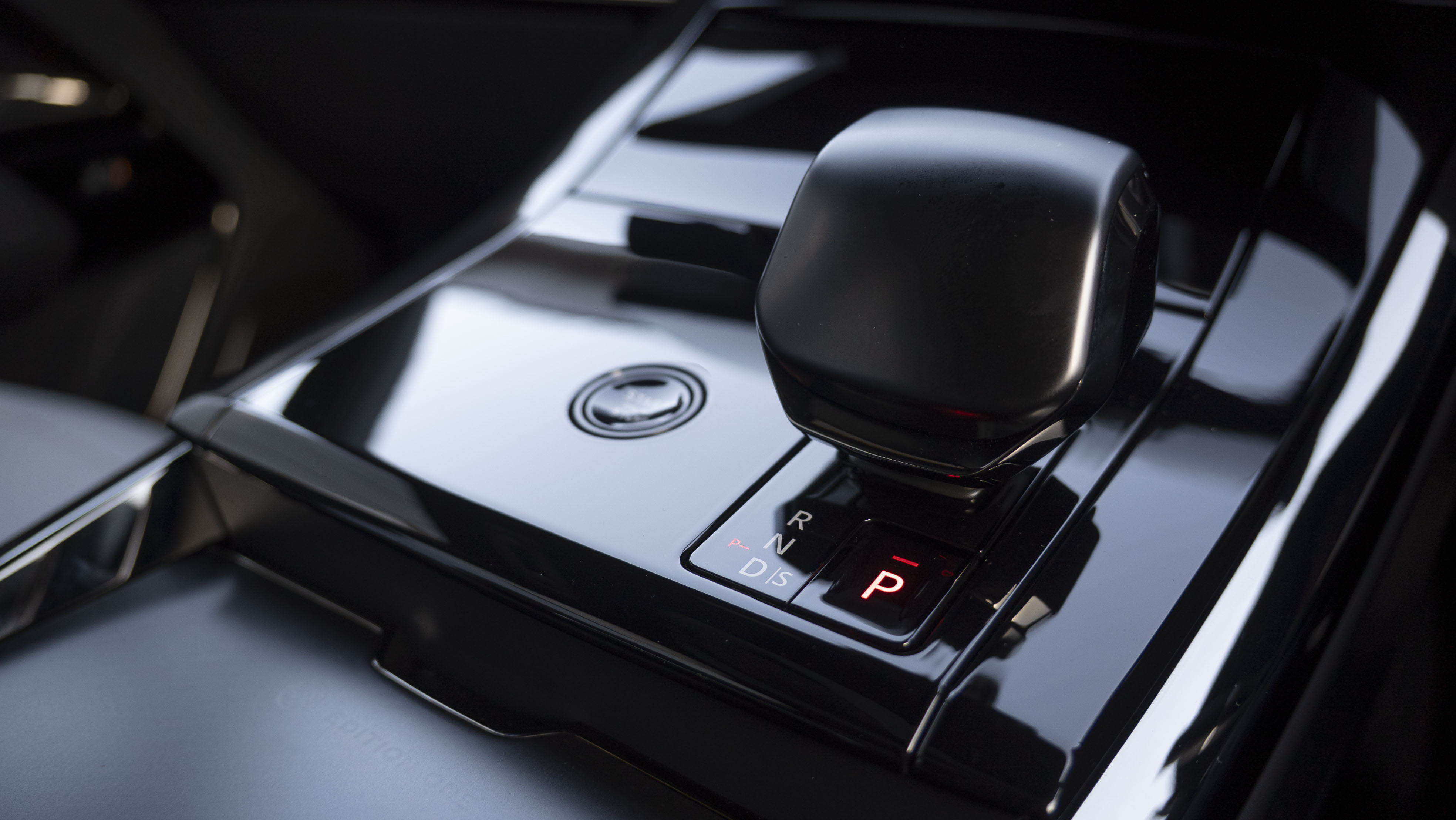 P635 V8 AUTO[CARBON BRONZE