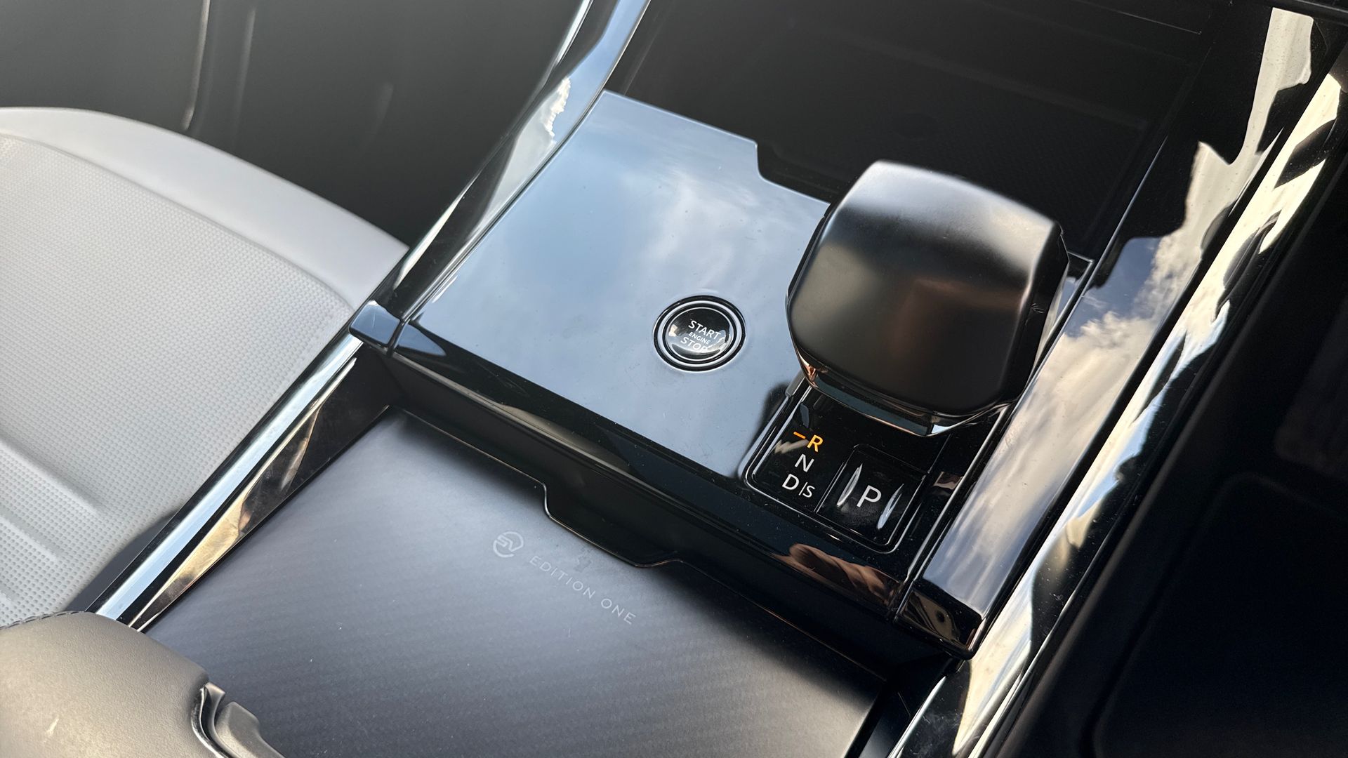 P635 V8 AUTO[CARBON BRONZE