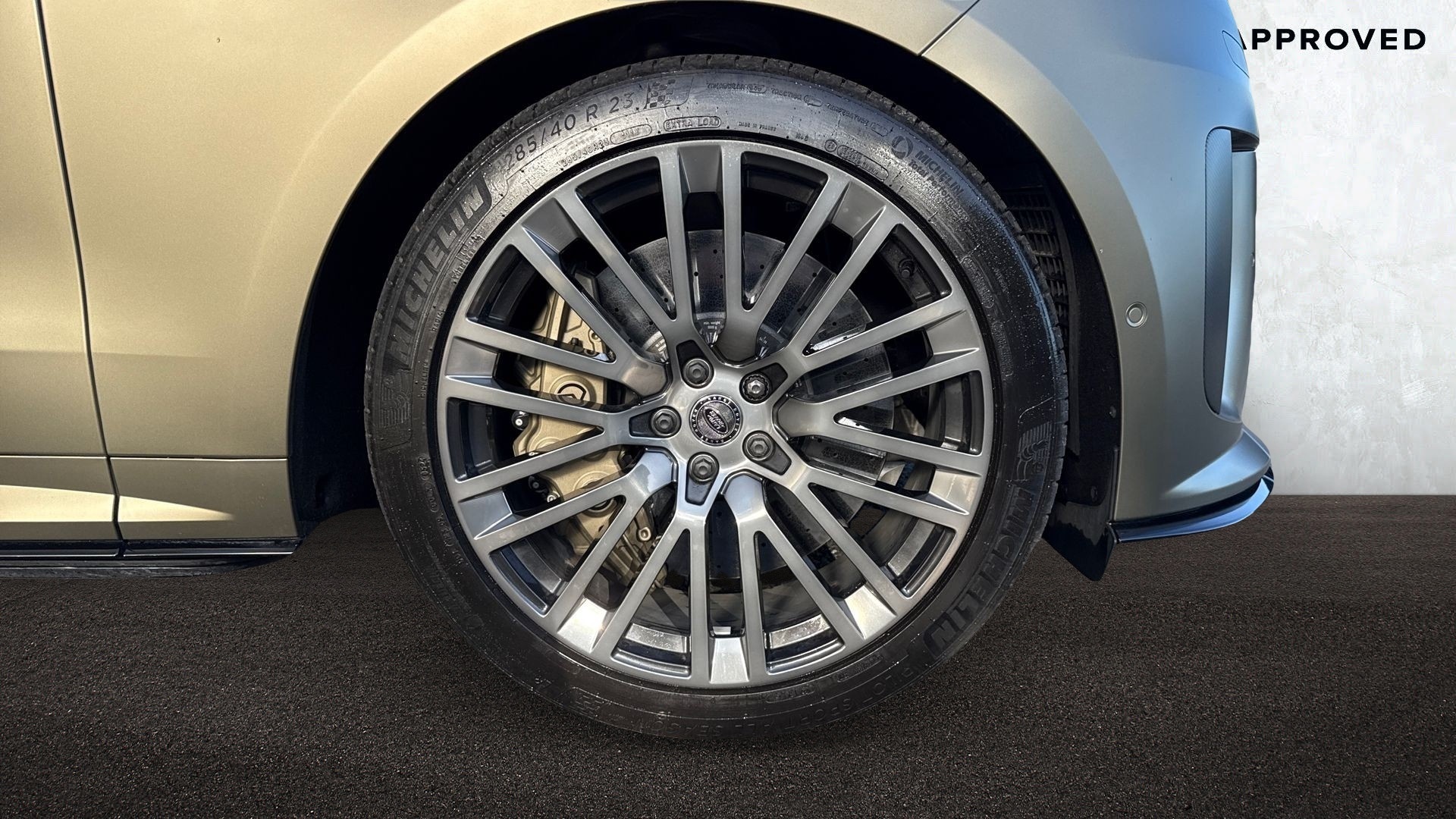 P635 V8 AUTO[CARBON BRONZE