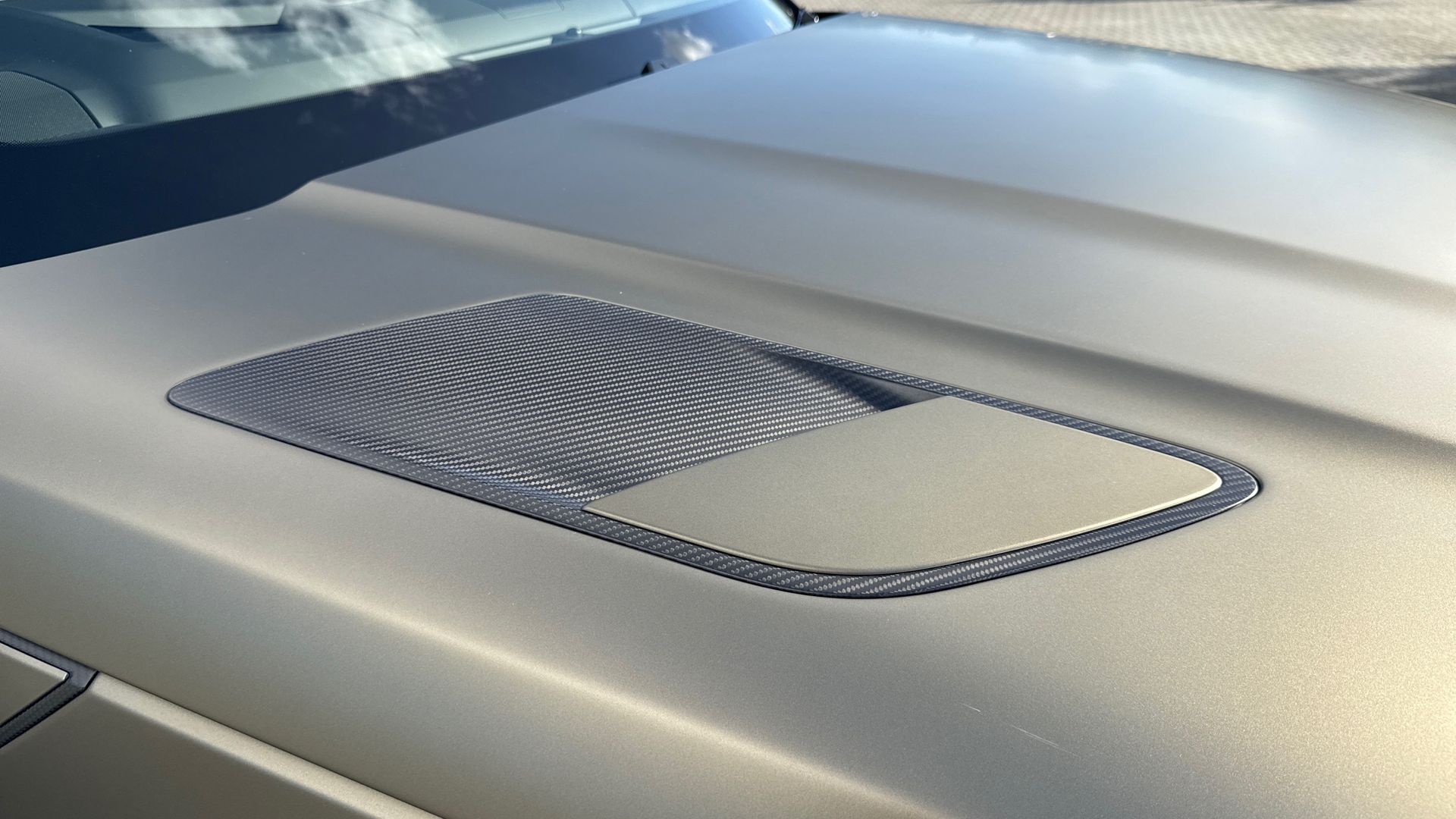 P635 V8 AUTO[CARBON BRONZE