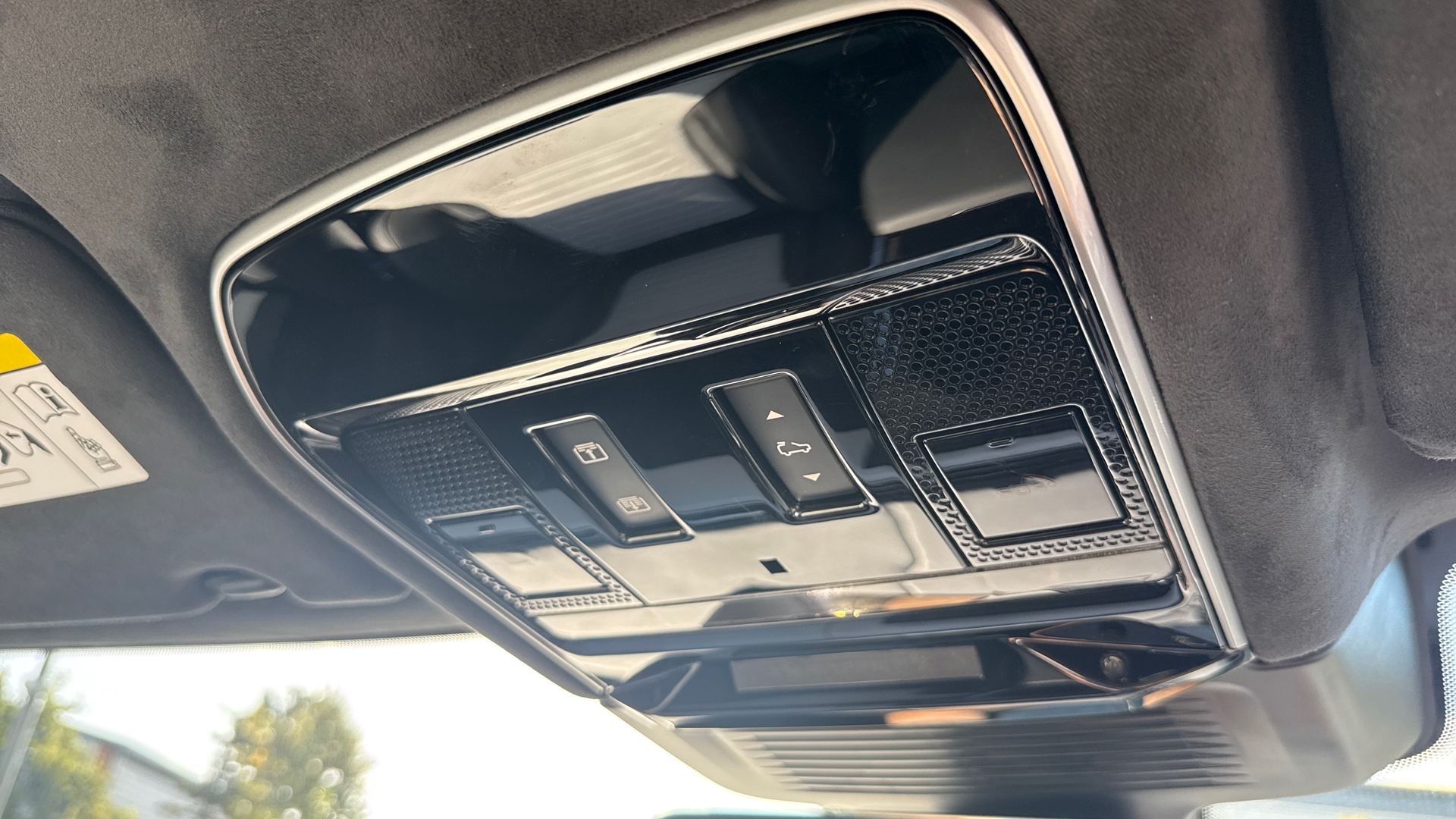 P635 V8 AUTO[CARBON BRONZE