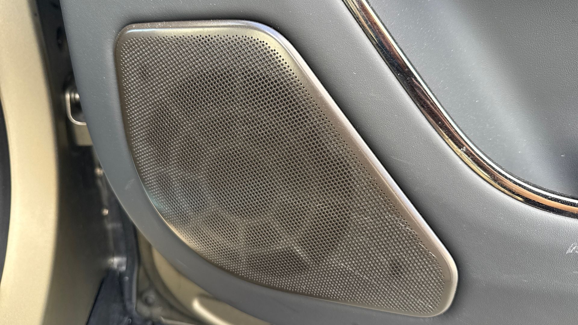 P635 V8 AUTO[CARBON BRONZE