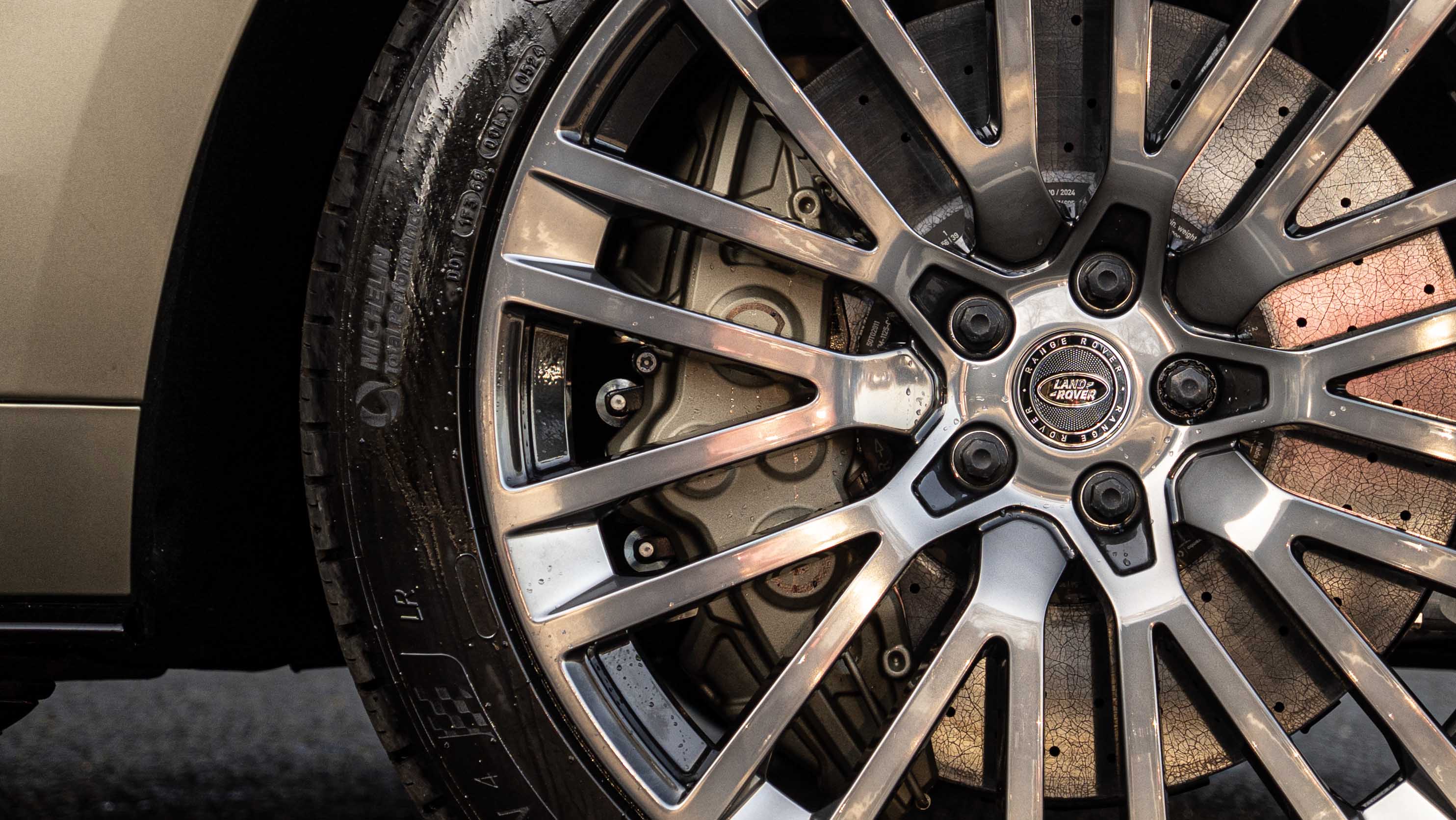 P635 V8 AUTO[CARBON BRONZE