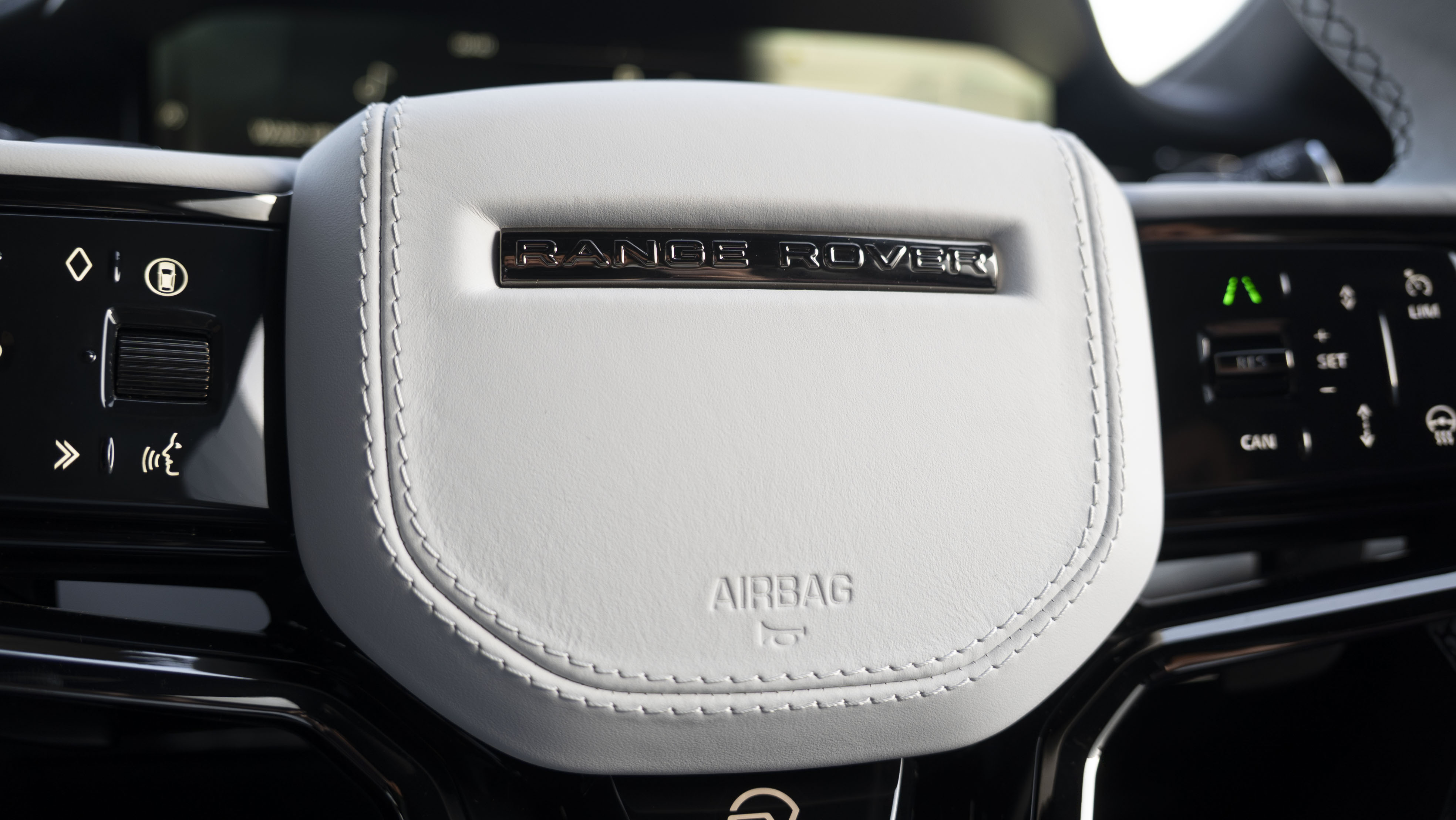 P635 V8 AUTO[CARBON BRONZE