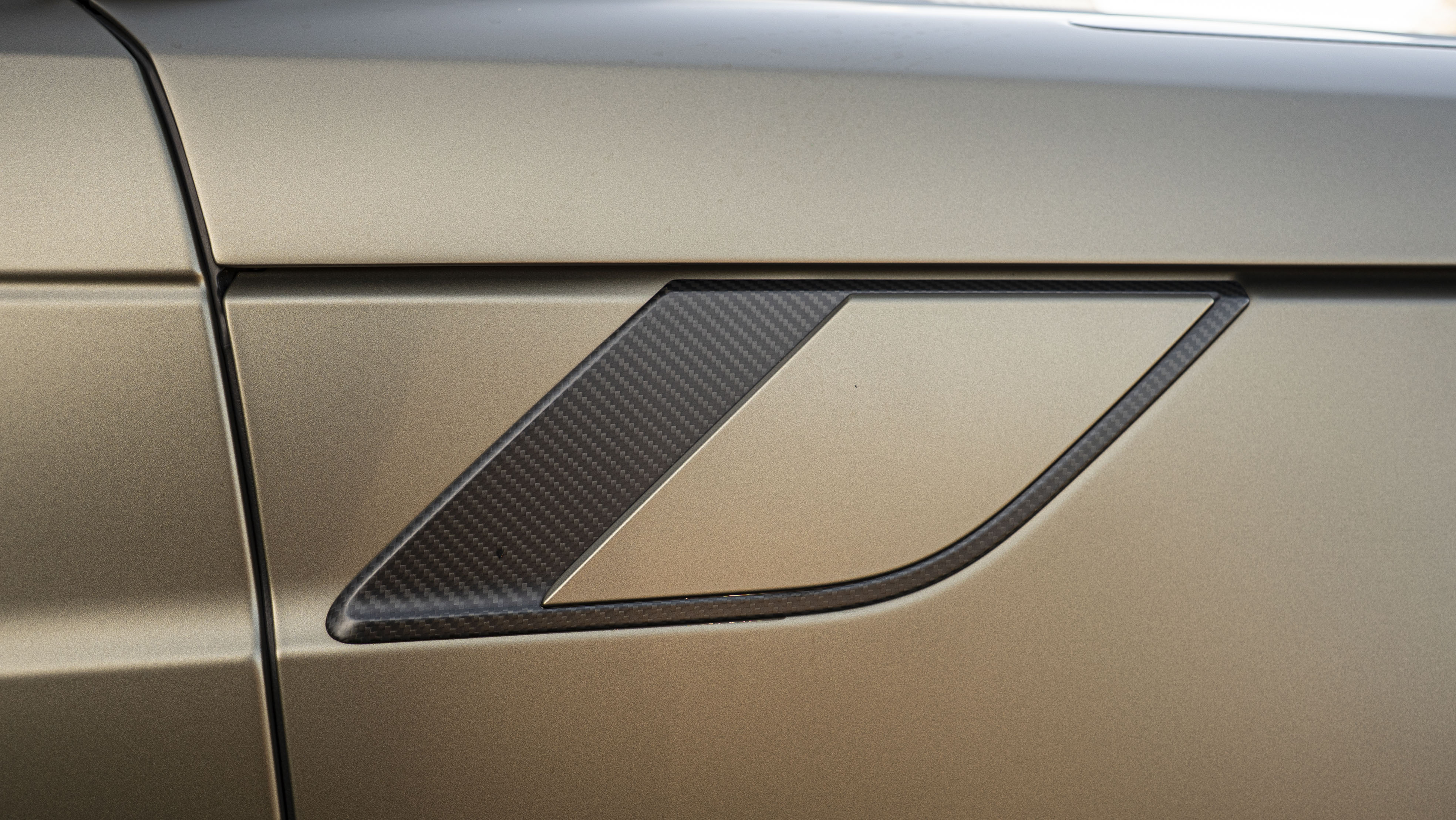P635 V8 AUTO[CARBON BRONZE