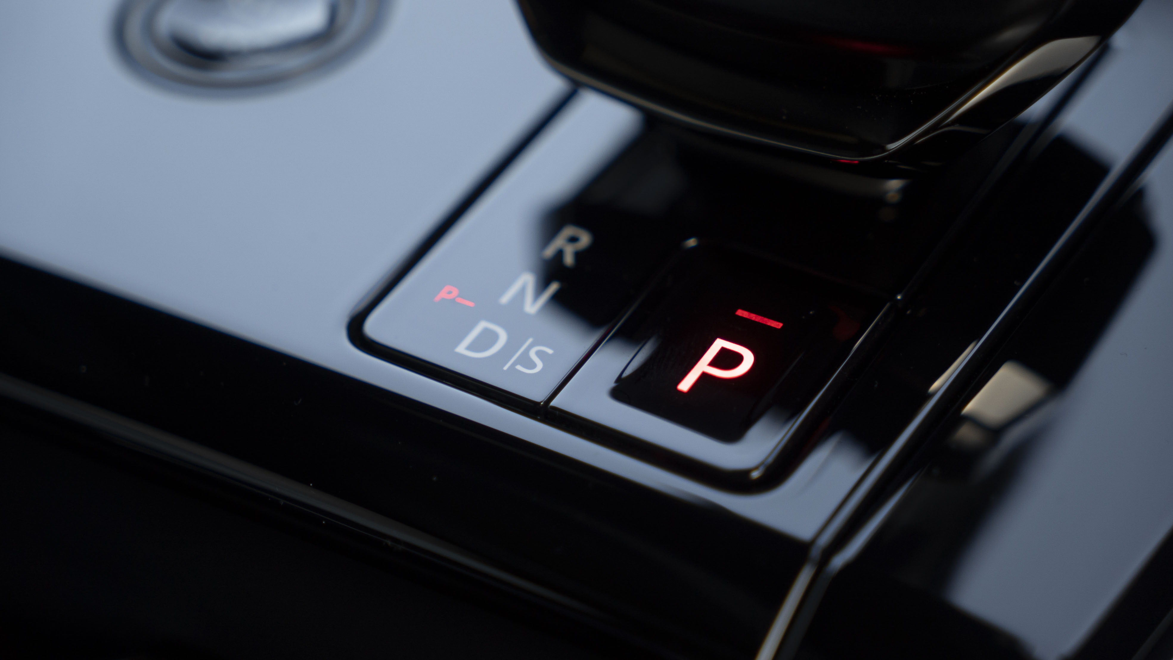 P635 V8 AUTO[CARBON BRONZE
