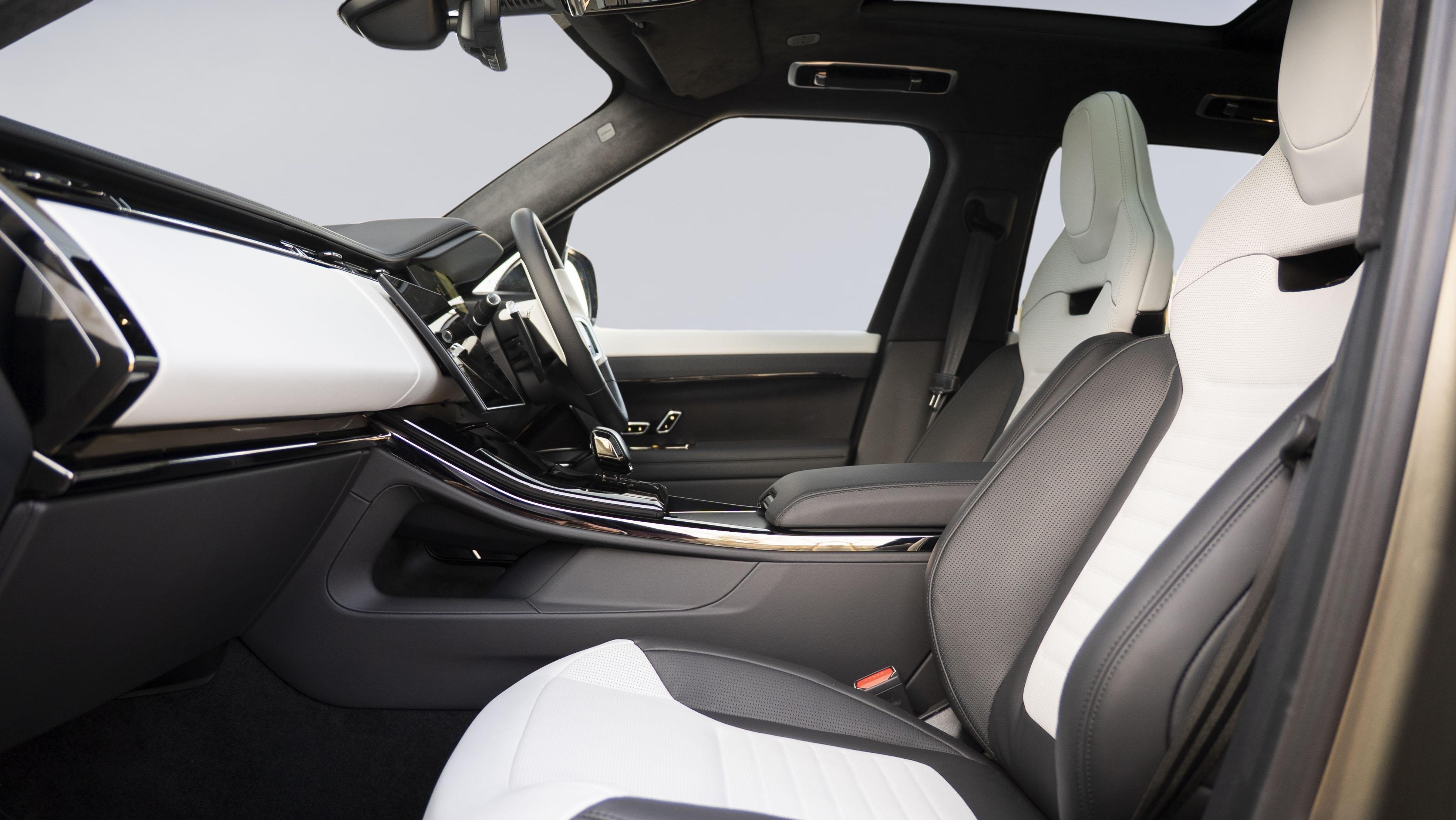 P635 V8 AUTO[CARBON BRONZE