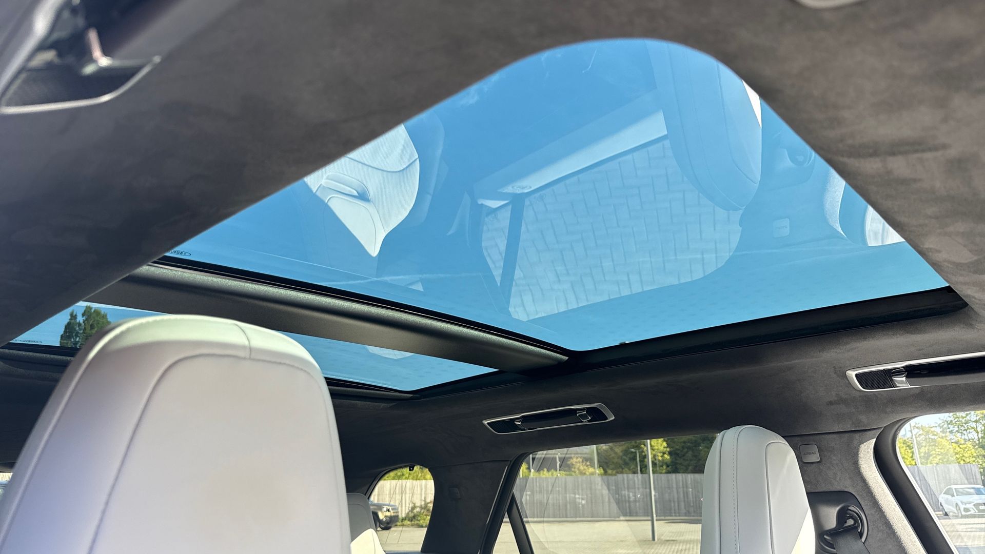 P635 V8 AUTO[CARBON BRONZE