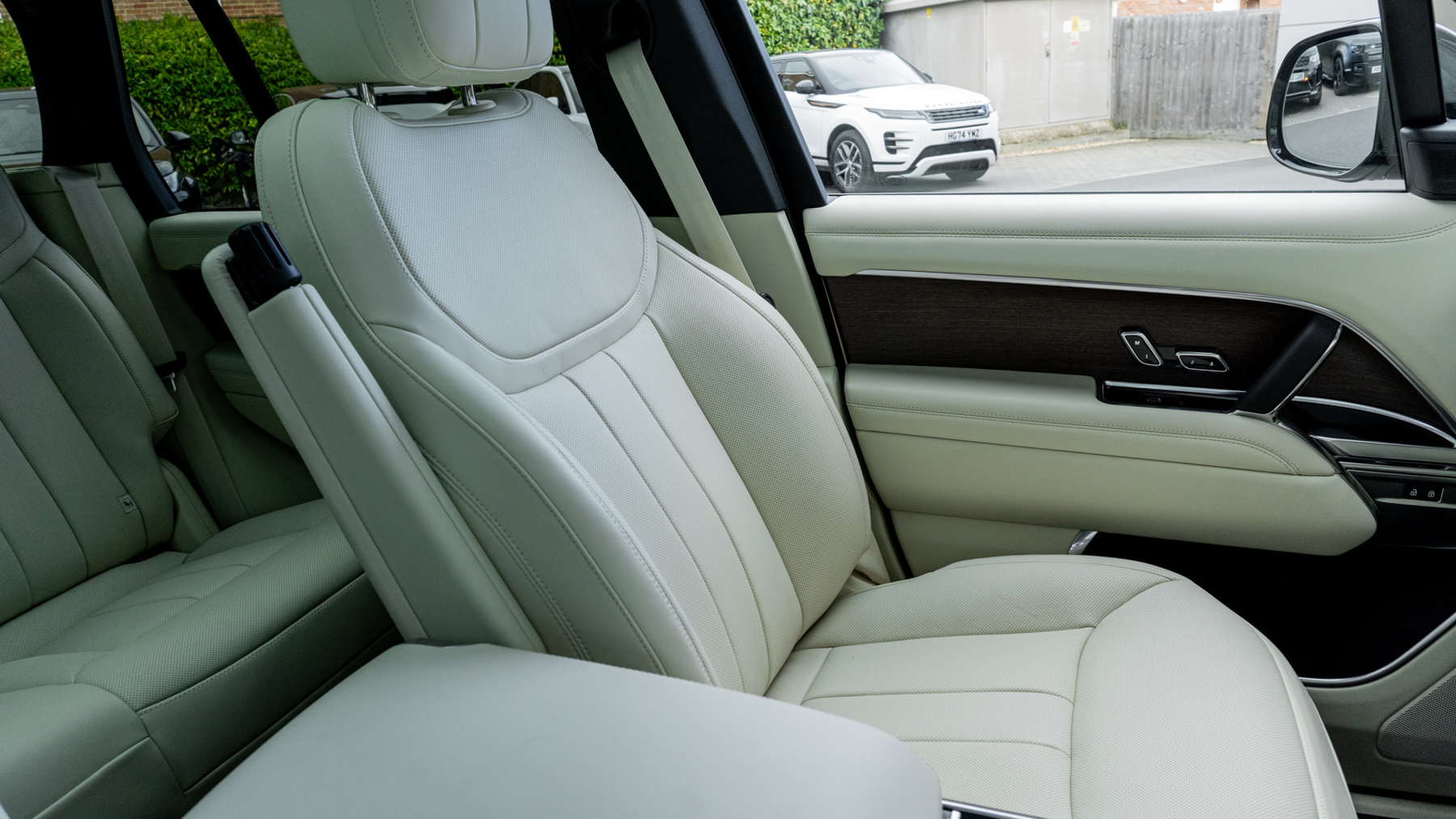Land Rover RANGE ROVER, SUV, Santorini Black.
