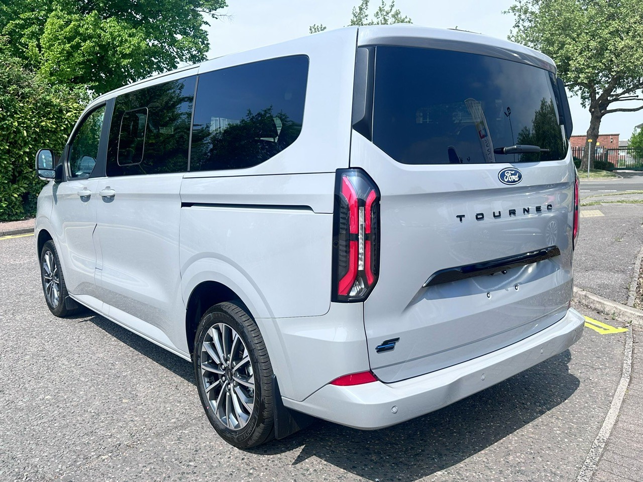 FORD TOURNEO CUSTOM 160KW 65KWH H1 TITANIUM X 8 SEATER AUTO