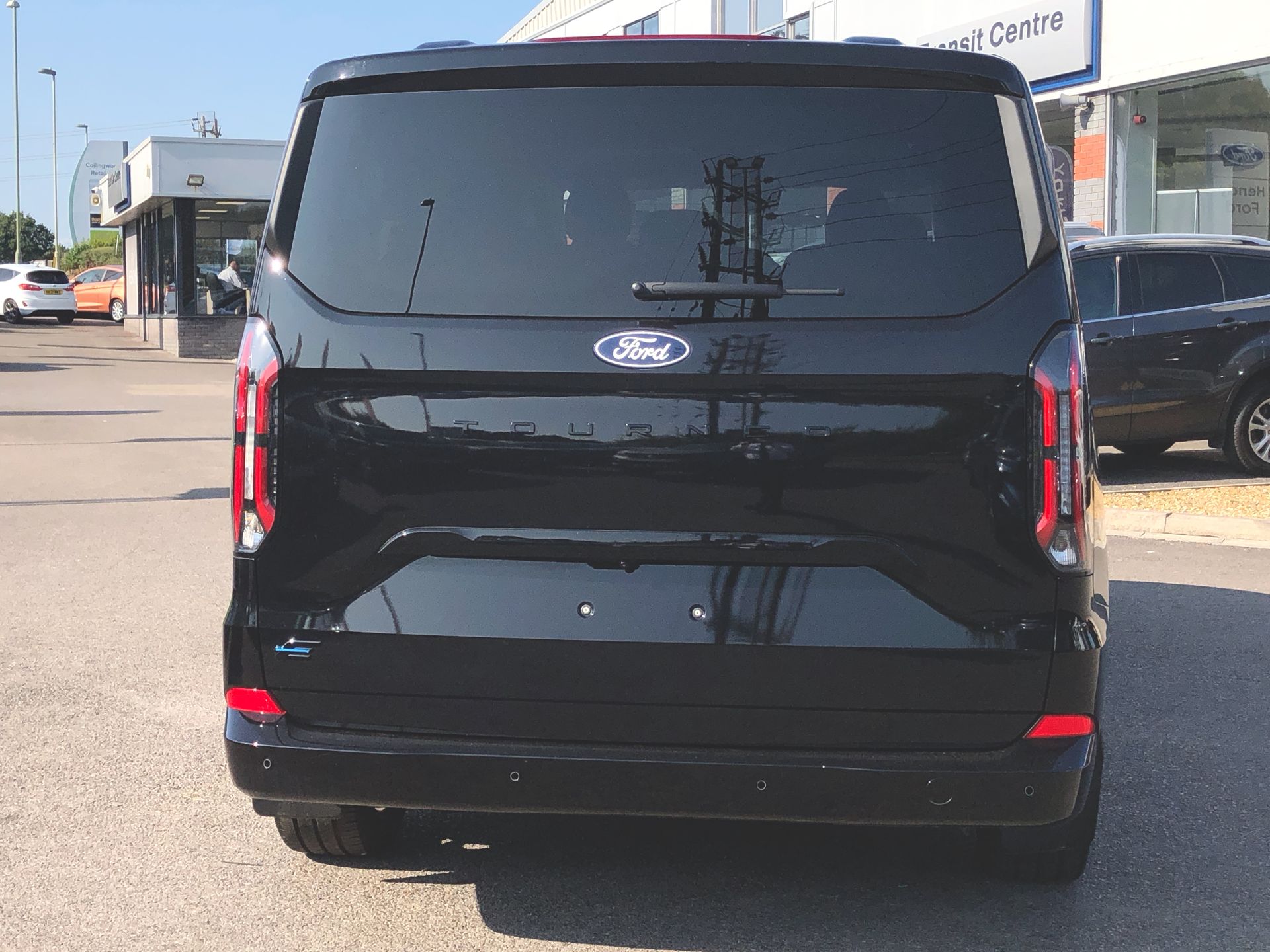 TOURNEO CUSTOM V710 TITANIUM X BUS M1 340 L1 65KWH 160KW / 218PS RWD 1 SPEED AUTOMATIC