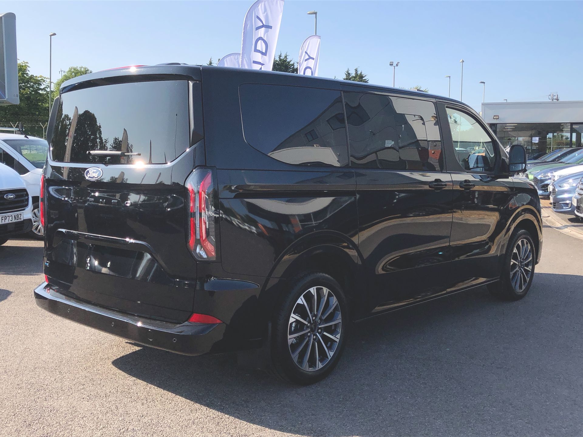 TOURNEO CUSTOM V710 TITANIUM X BUS M1 340 L1 65KWH 160KW / 218PS RWD 1 SPEED AUTOMATIC