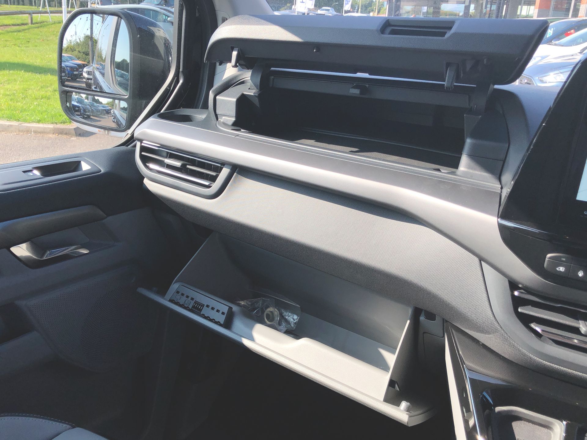 TOURNEO CUSTOM V710 TITANIUM X BUS M1 340 L1 65KWH 160KW / 218PS RWD 1 SPEED AUTOMATIC