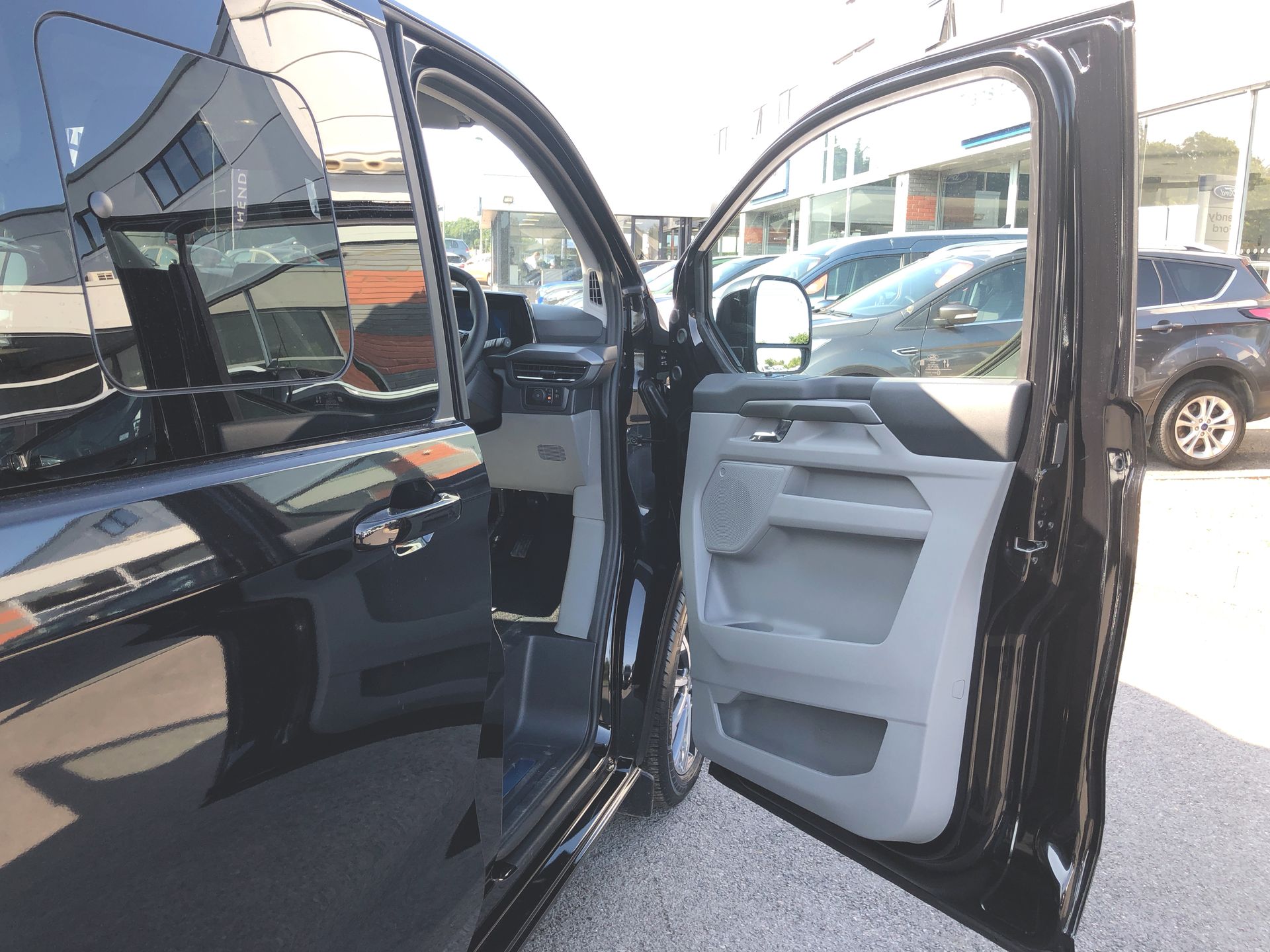 TOURNEO CUSTOM V710 TITANIUM X BUS M1 340 L1 65KWH 160KW / 218PS RWD 1 SPEED AUTOMATIC