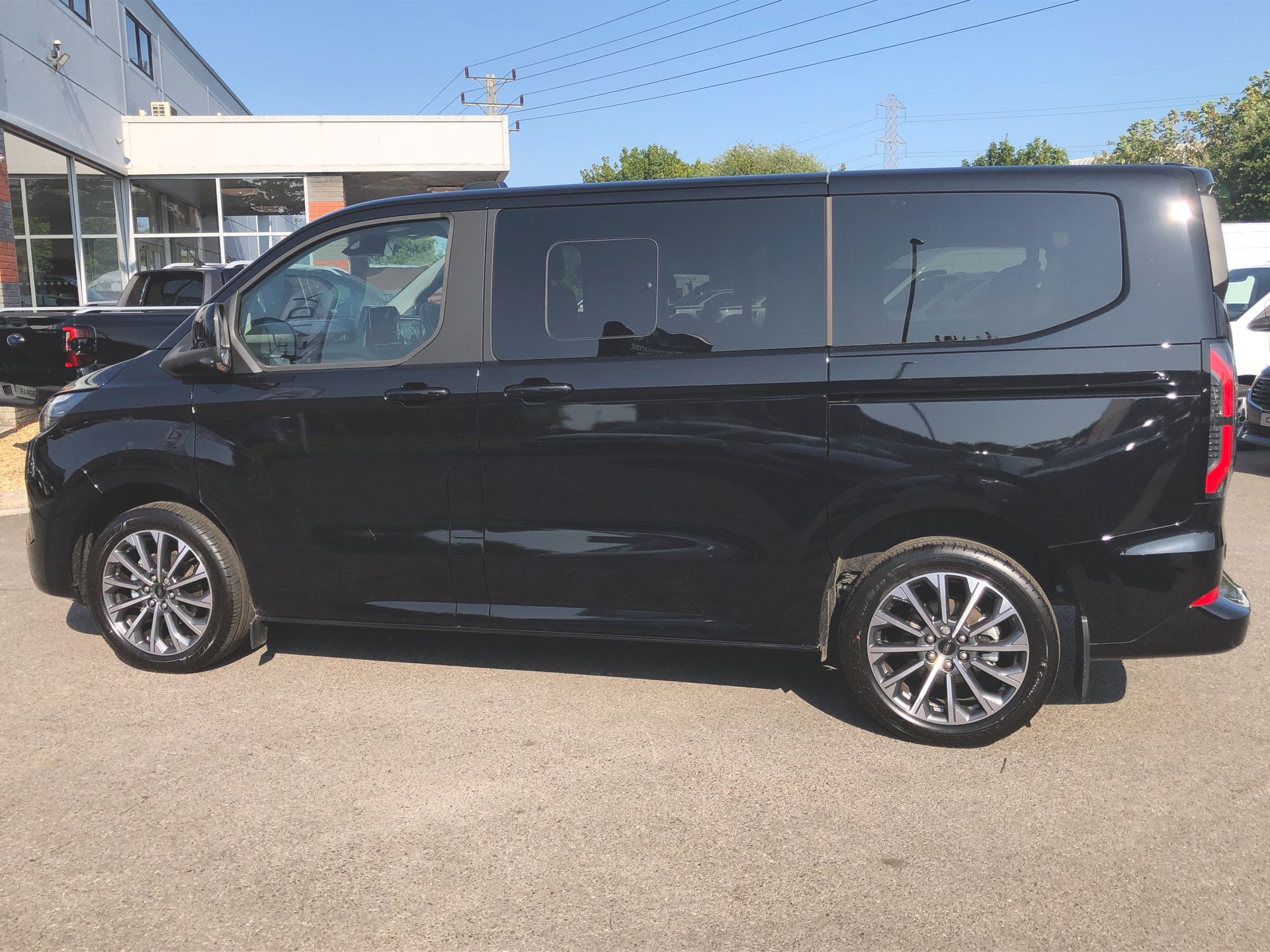 TOURNEO CUSTOM V710 TITANIUM X BUS M1 340 L1 65KWH 160KW / 218PS RWD 1 SPEED AUTOMATIC