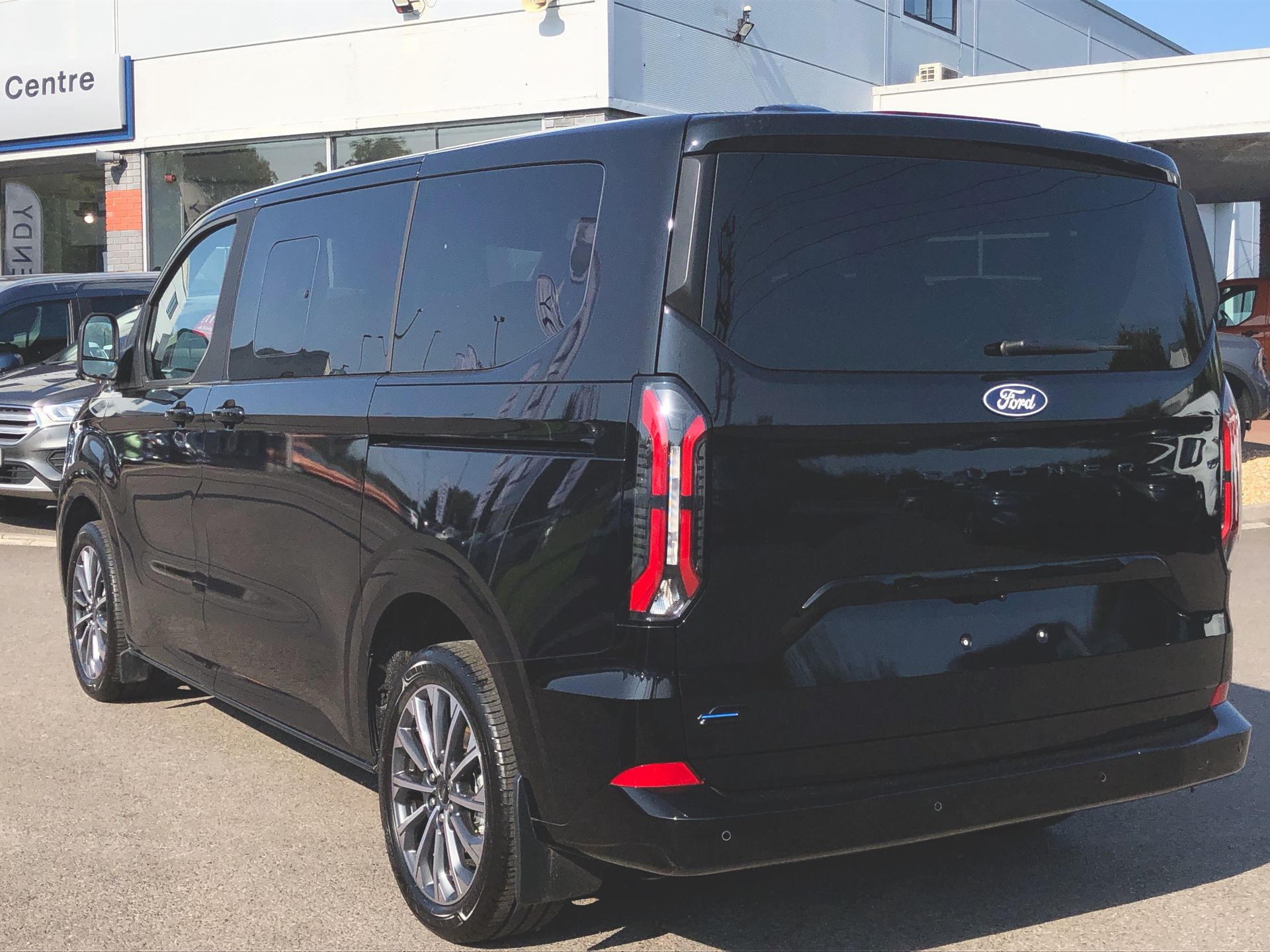 TOURNEO CUSTOM V710 TITANIUM X BUS M1 340 L1 65KWH 160KW / 218PS RWD 1 SPEED AUTOMATIC