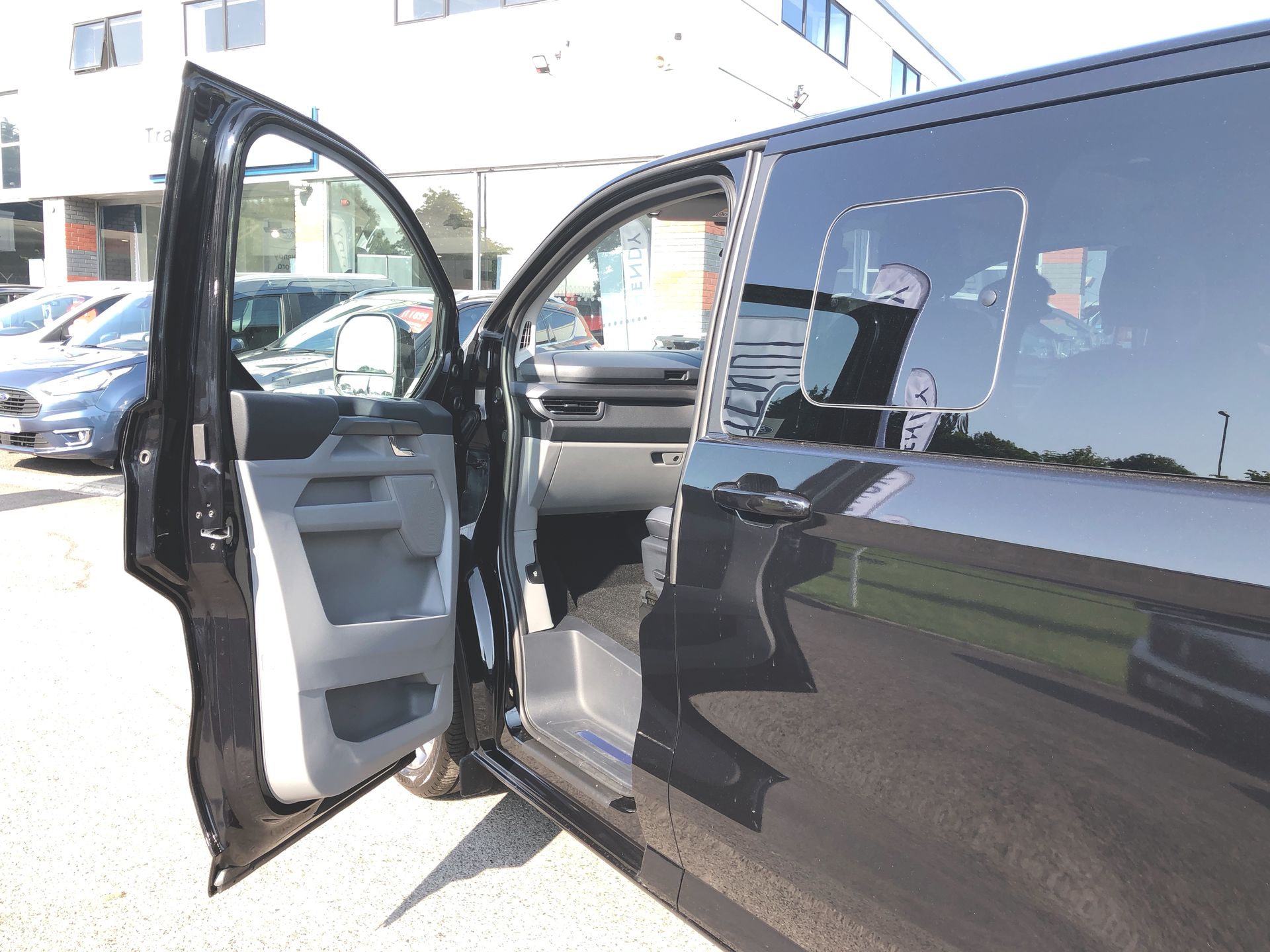 TOURNEO CUSTOM V710 TITANIUM X BUS M1 340 L1 65KWH 160KW / 218PS RWD 1 SPEED AUTOMATIC