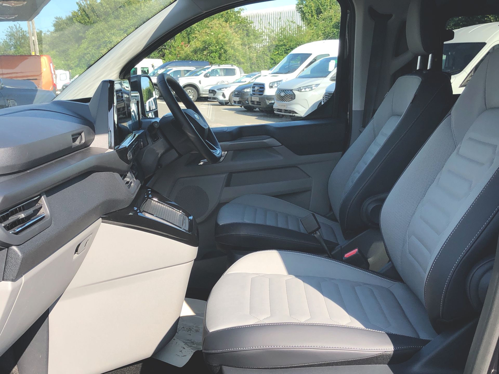 TOURNEO CUSTOM V710 TITANIUM X BUS M1 340 L1 65KWH 160KW / 218PS RWD 1 SPEED AUTOMATIC