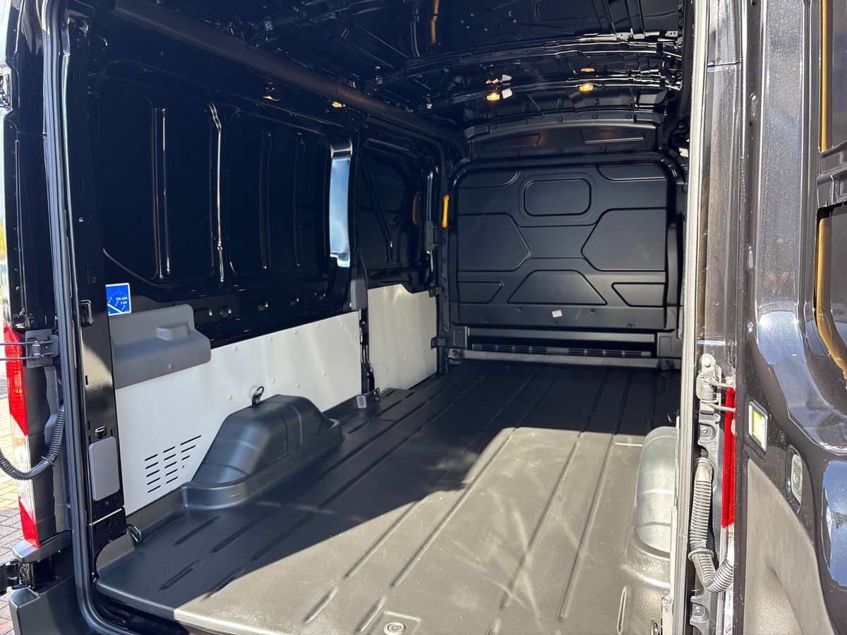 FORD TRANSIT 135KW 68KWH H2 TREND VAN AUTO [NAV]