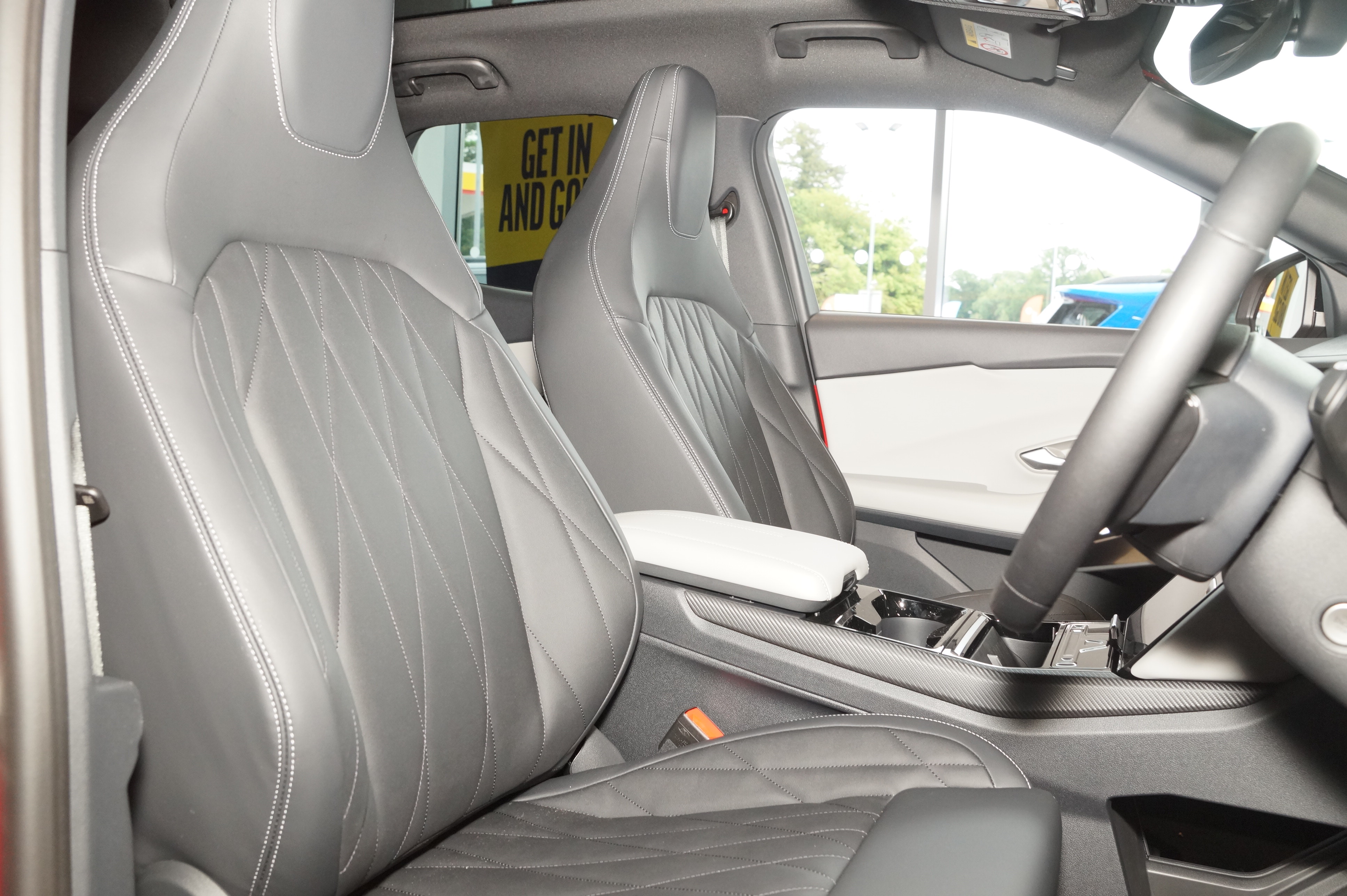 CAPRI PREMIUM 5 DOOR 77KWH EXTENDED RANGE RWD 1 SPEED AUTOMATIC