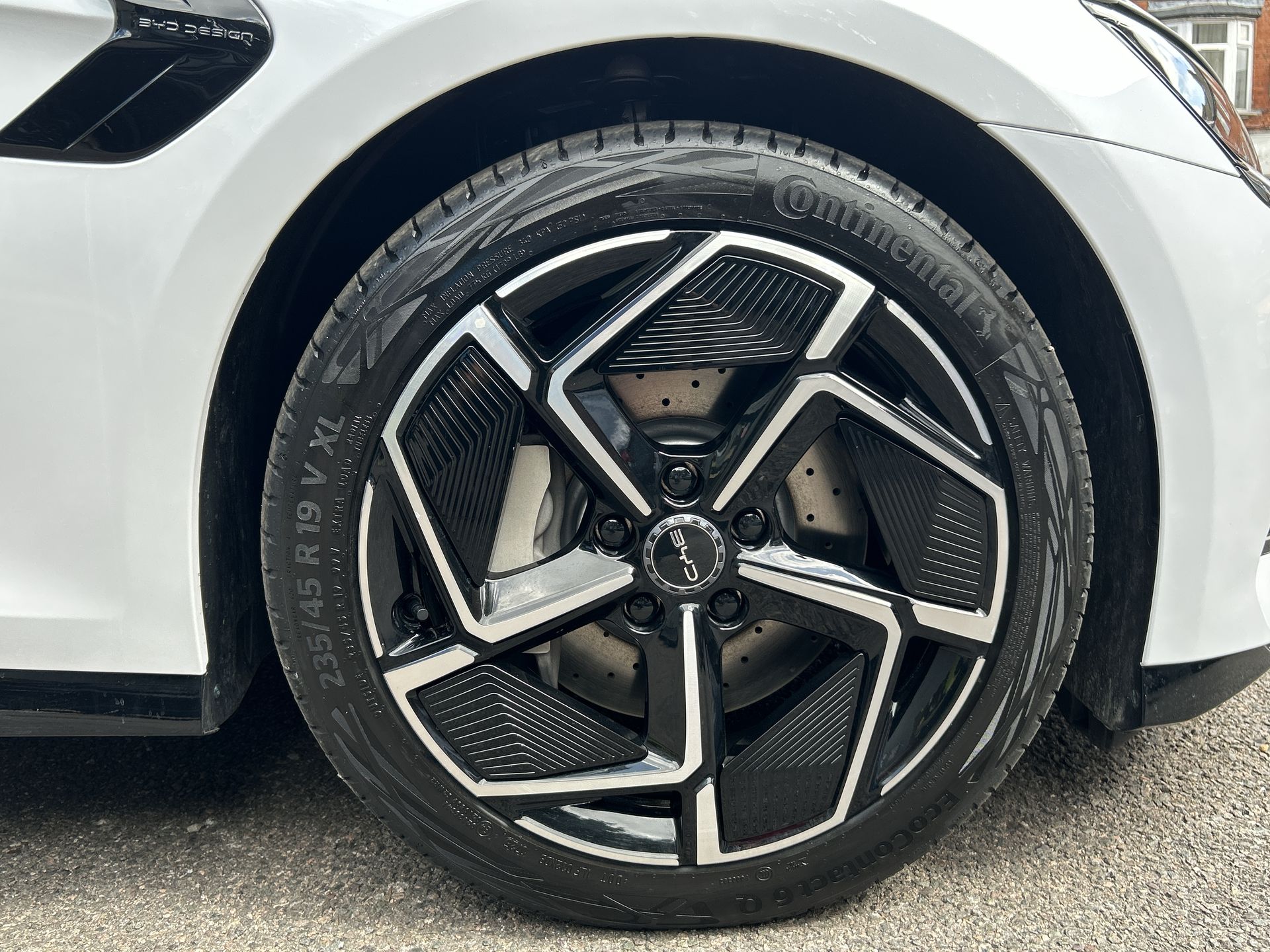 AWD 83KWH