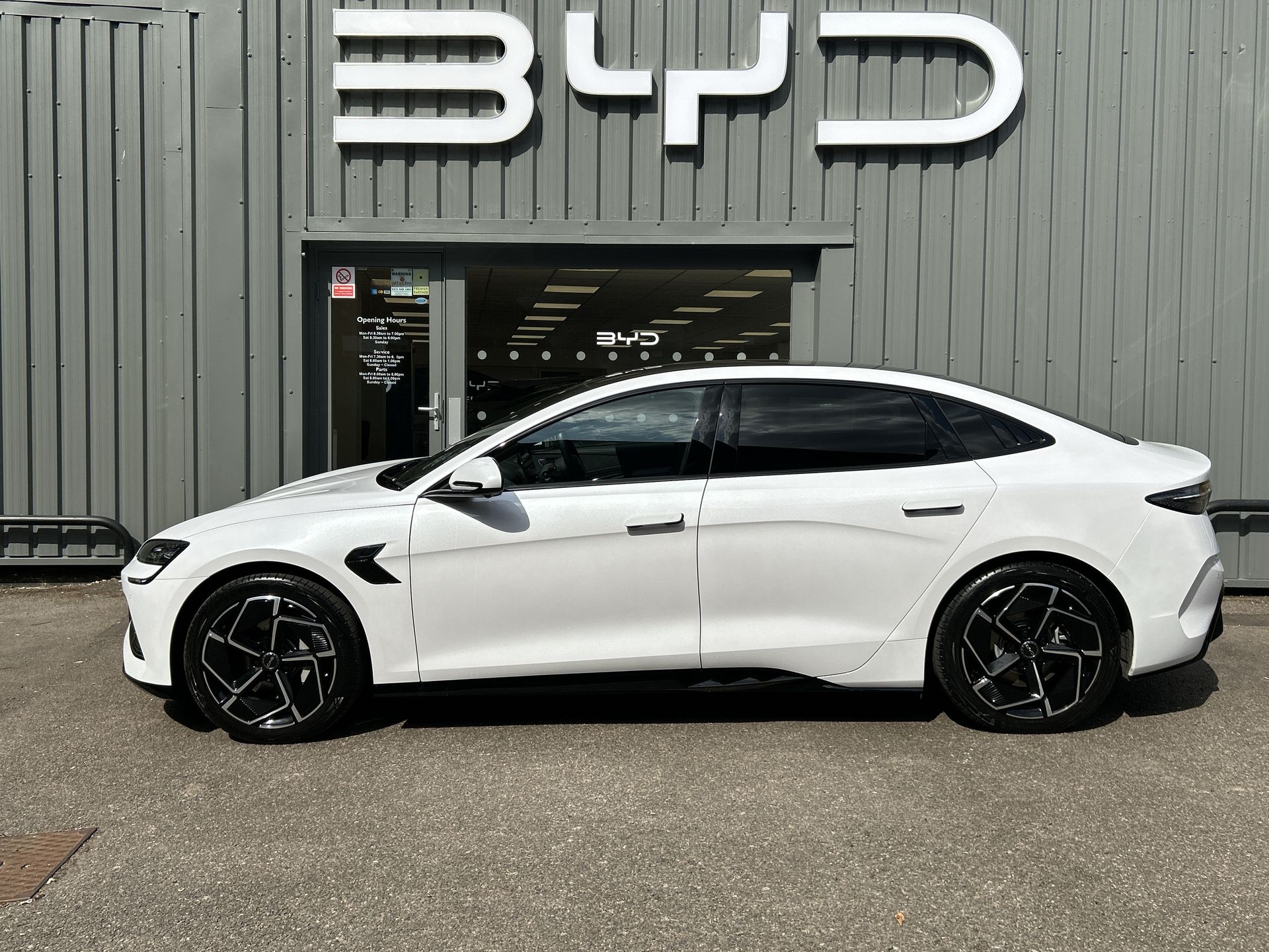 AWD 83KWH